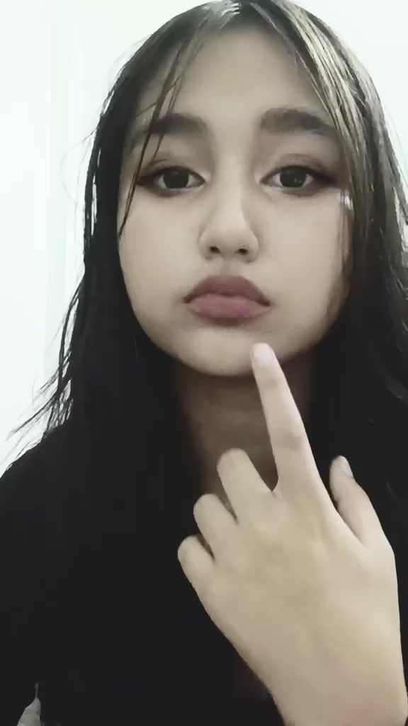 @YANA GURUNG👅