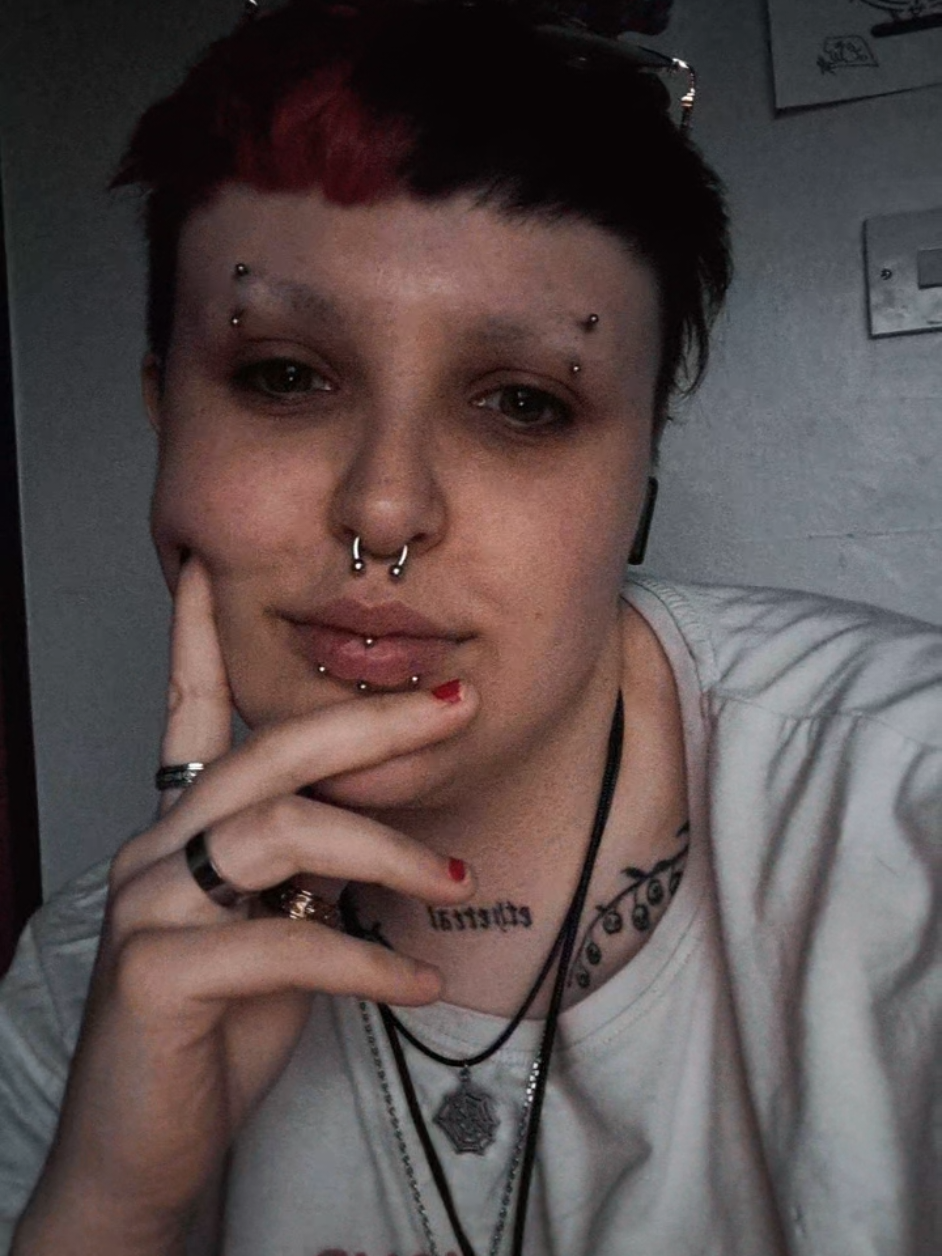 @🖤 𝕰𝖓𝖛𝖞 ❤️ (they/them)