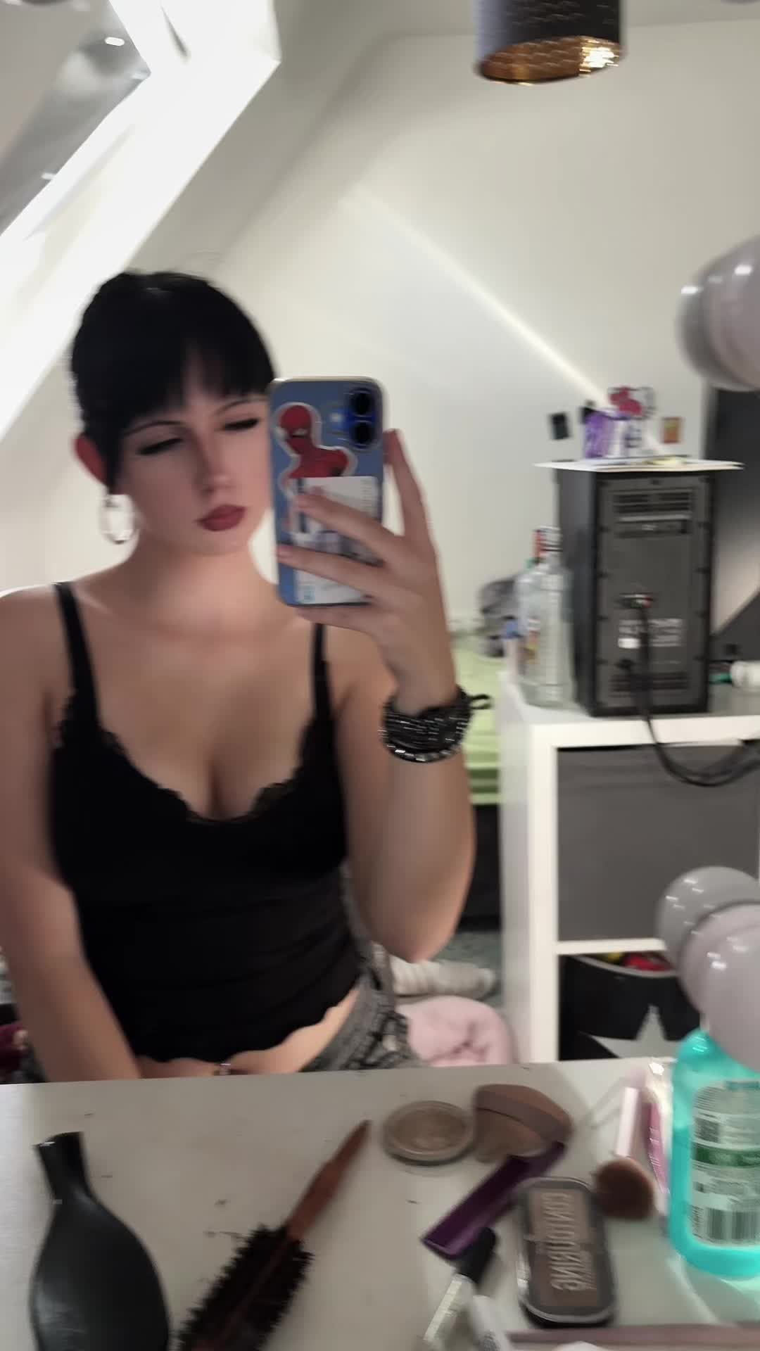 @>⩊<