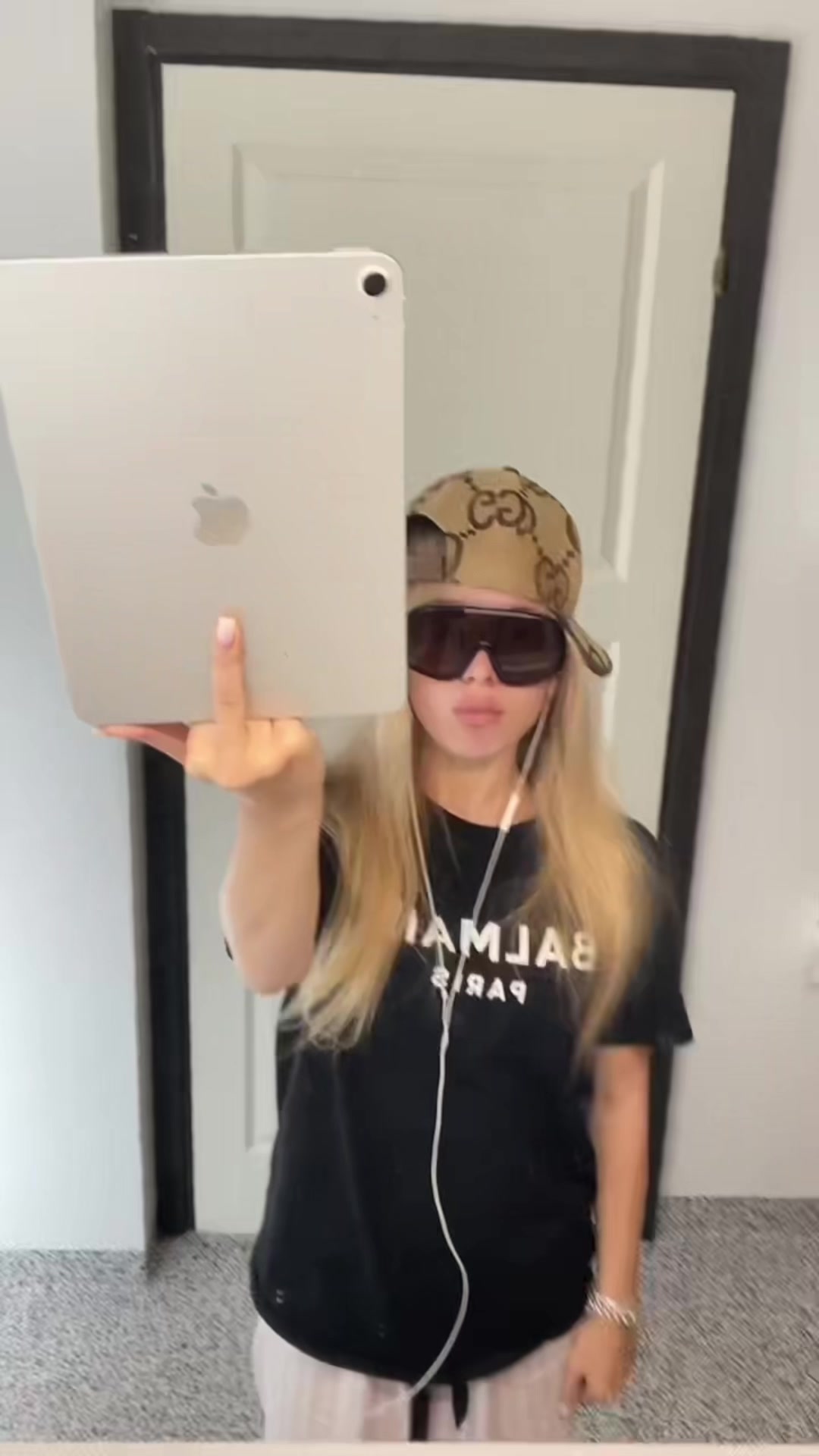 @lizzitak
