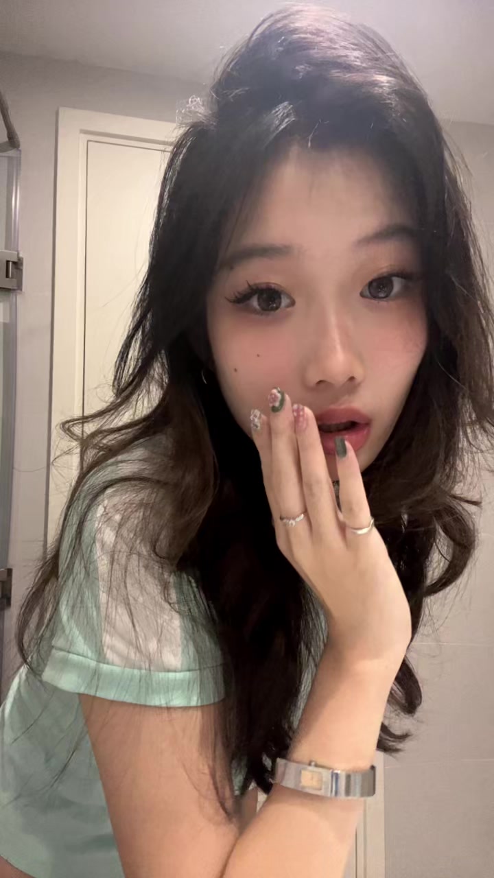 @由由