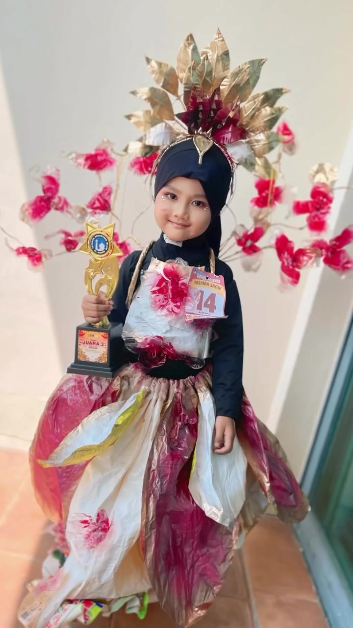 @dani art recycle costume