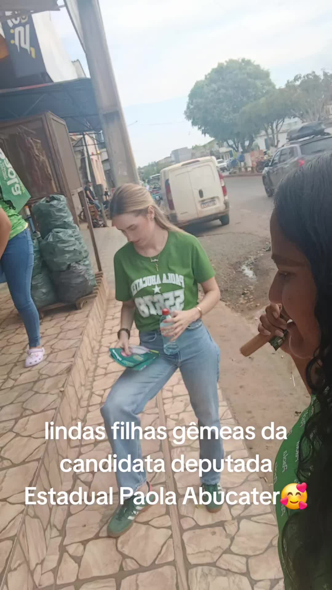 @taina e thania