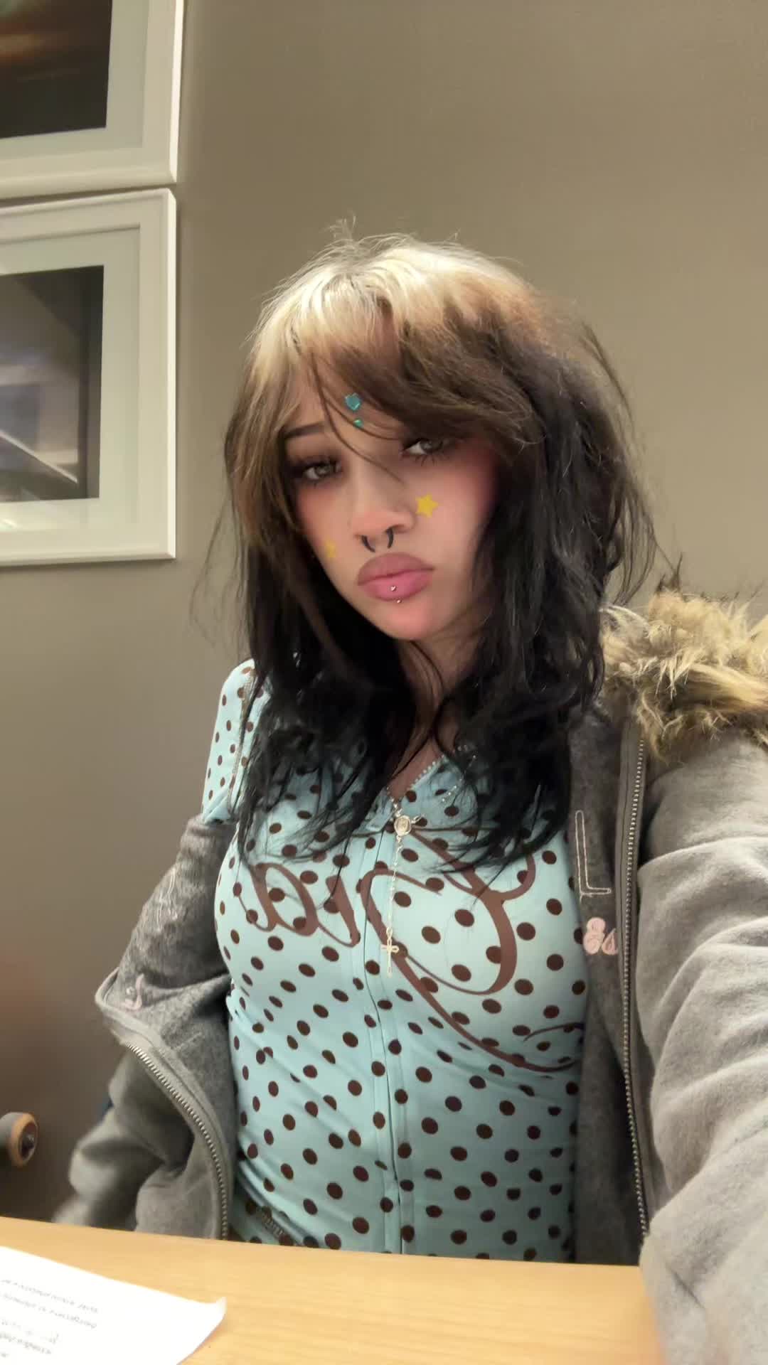 @>⩊<