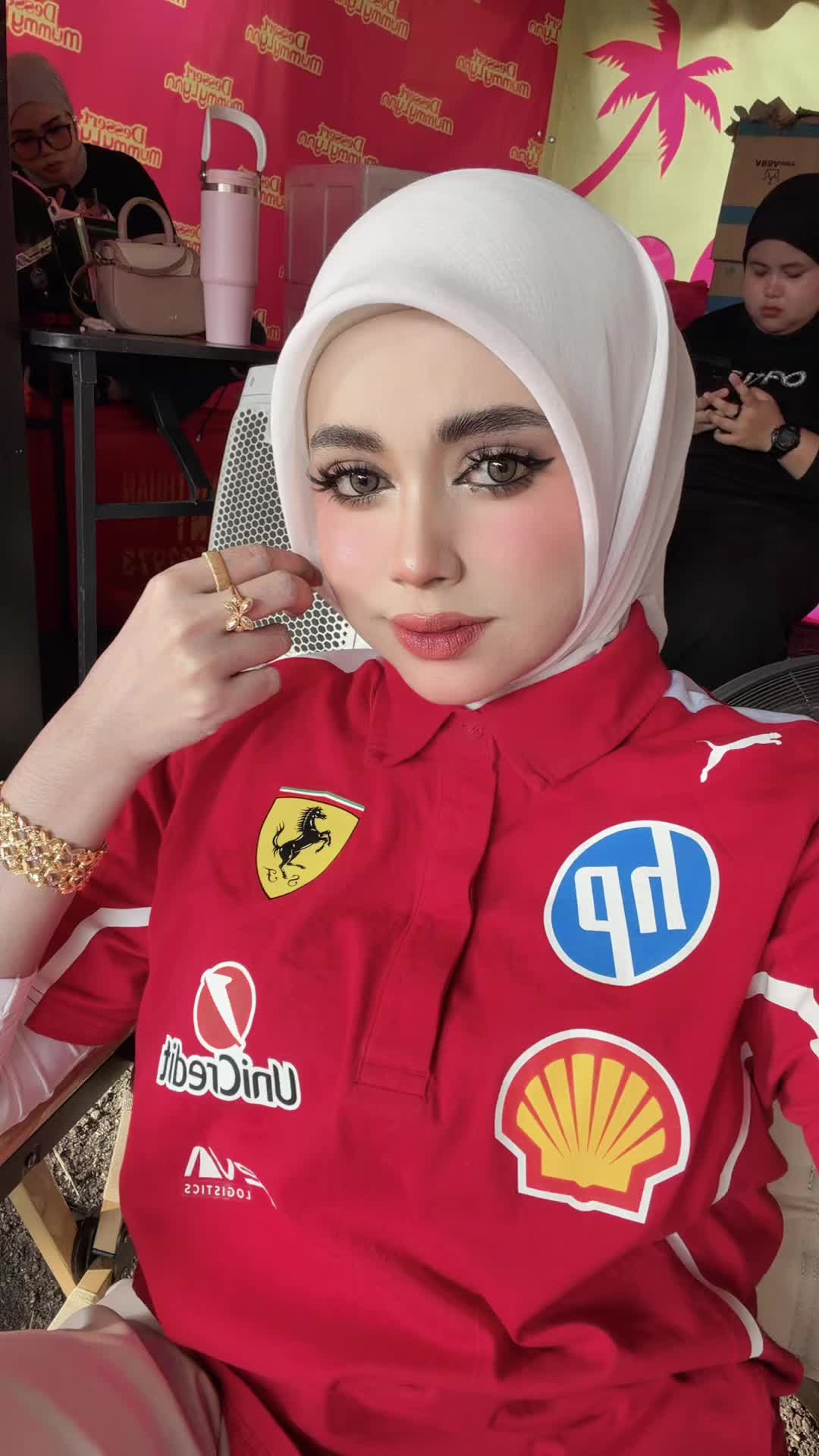 @Hollaniaaa