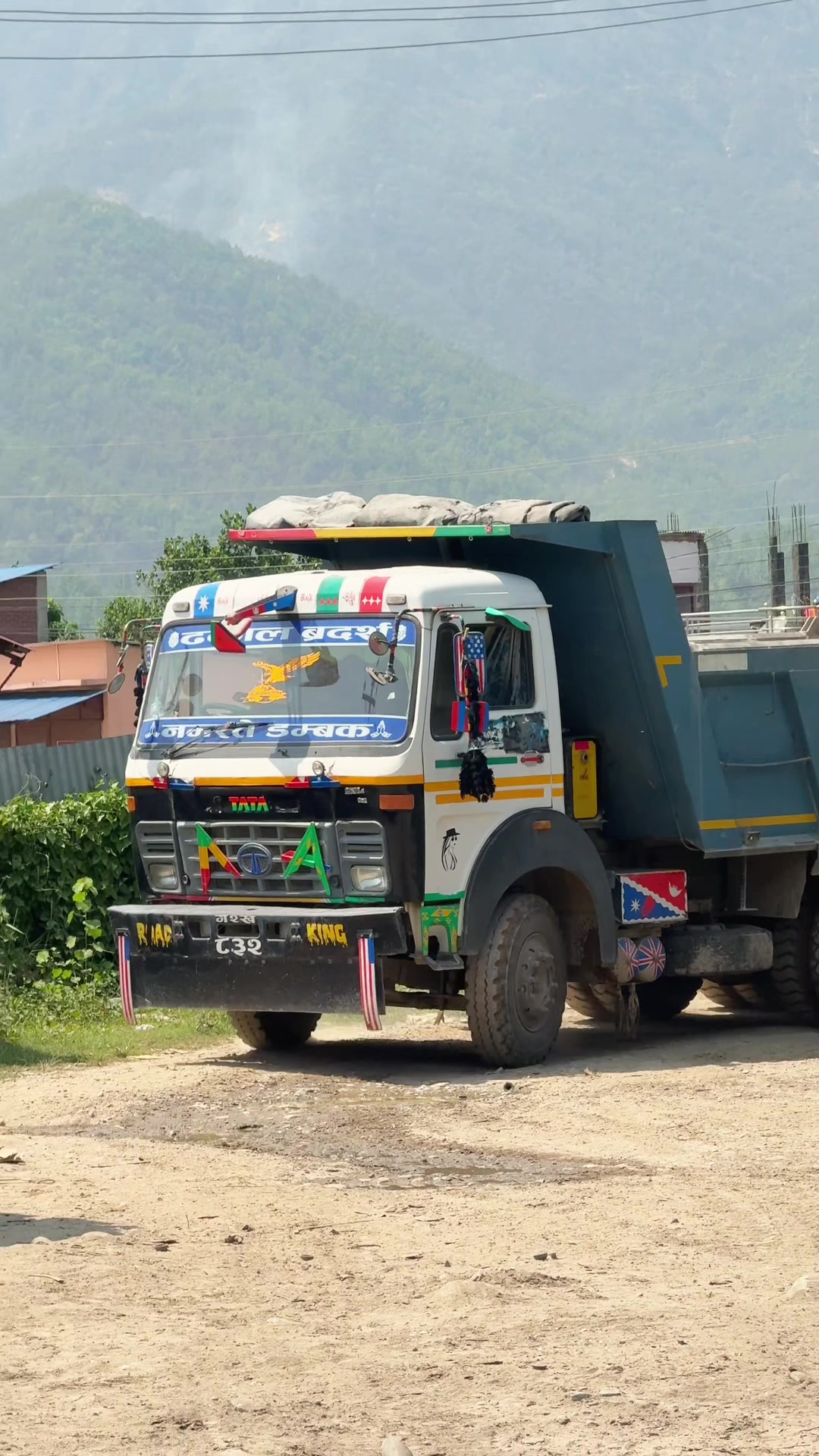@गुडिरहेका टिपर र ट्रक