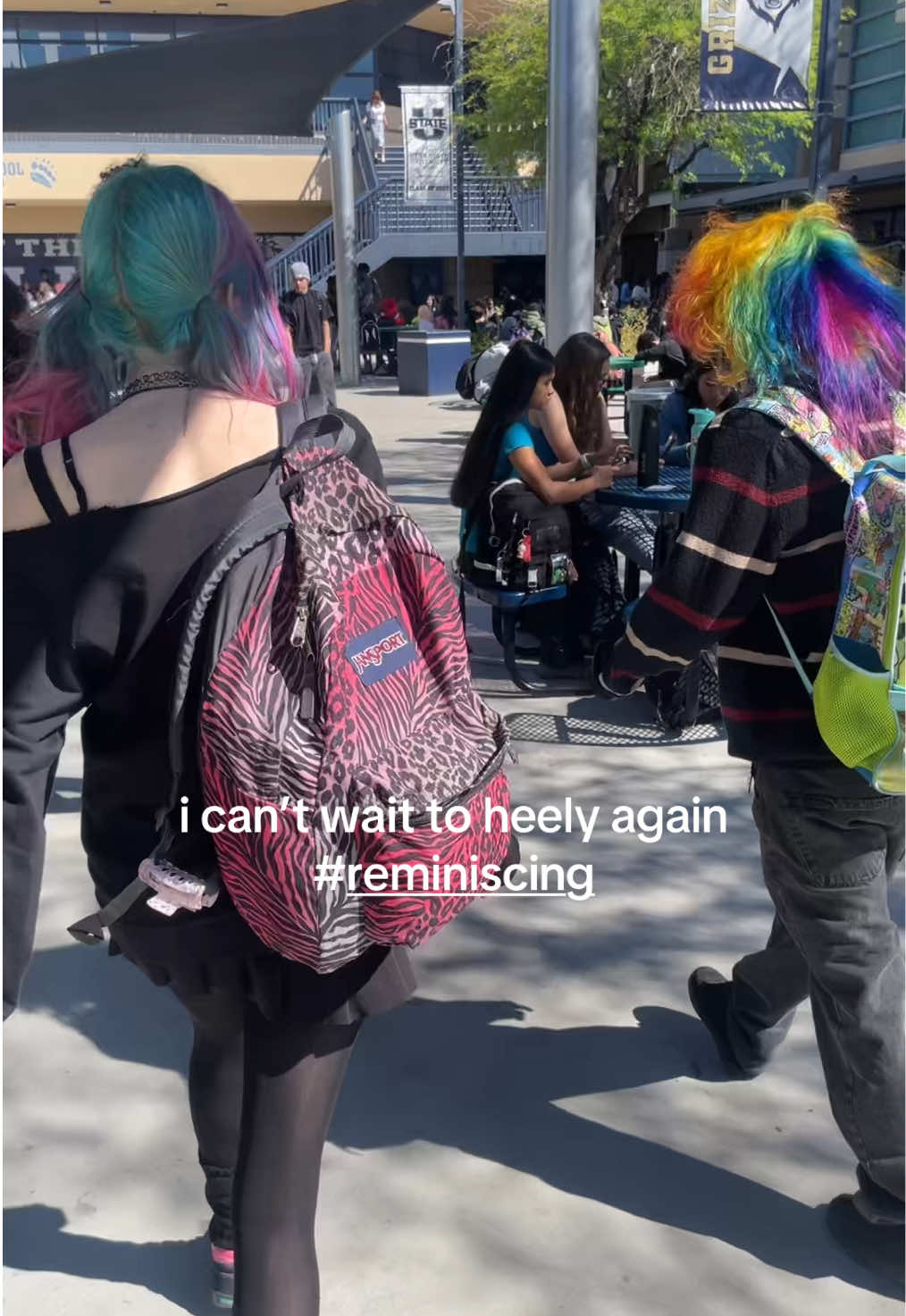 @Weird chick wit pink hair
