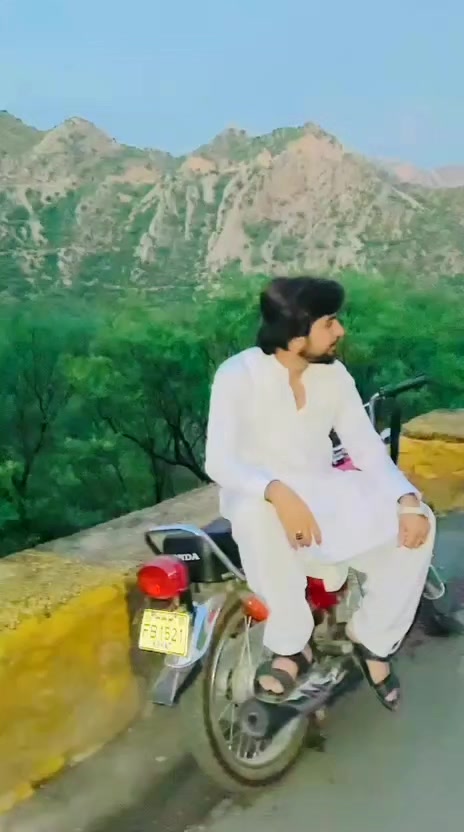 @HOZAIFA KHAN 😎