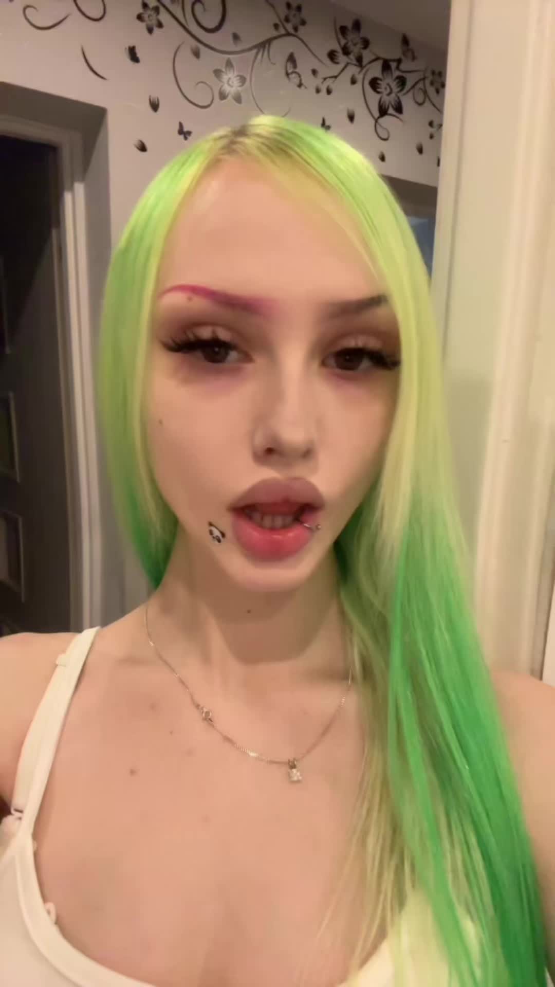 @🙎🏼&zwj;♀️