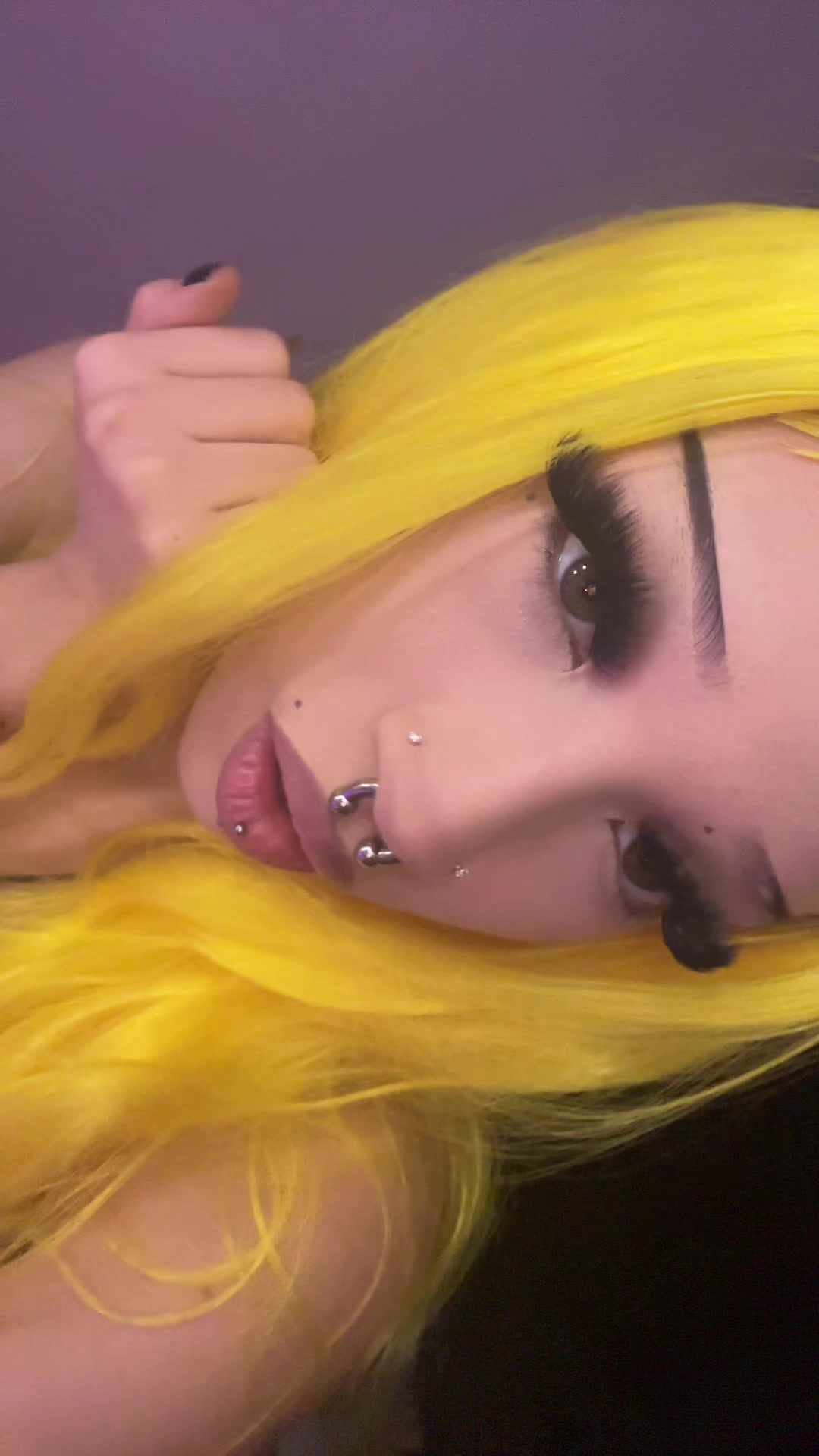 @>⩊<