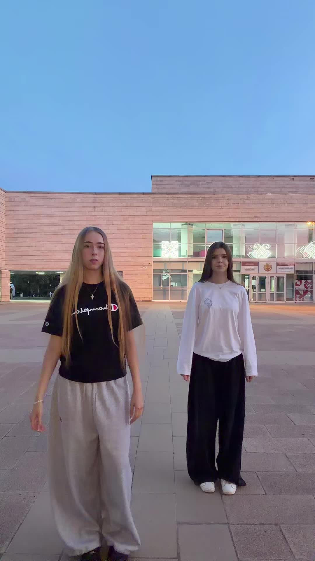 @👩🏼👩🏽