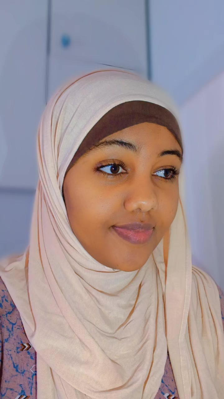 @Ashitii 🦋.....👆🧕🍫👑