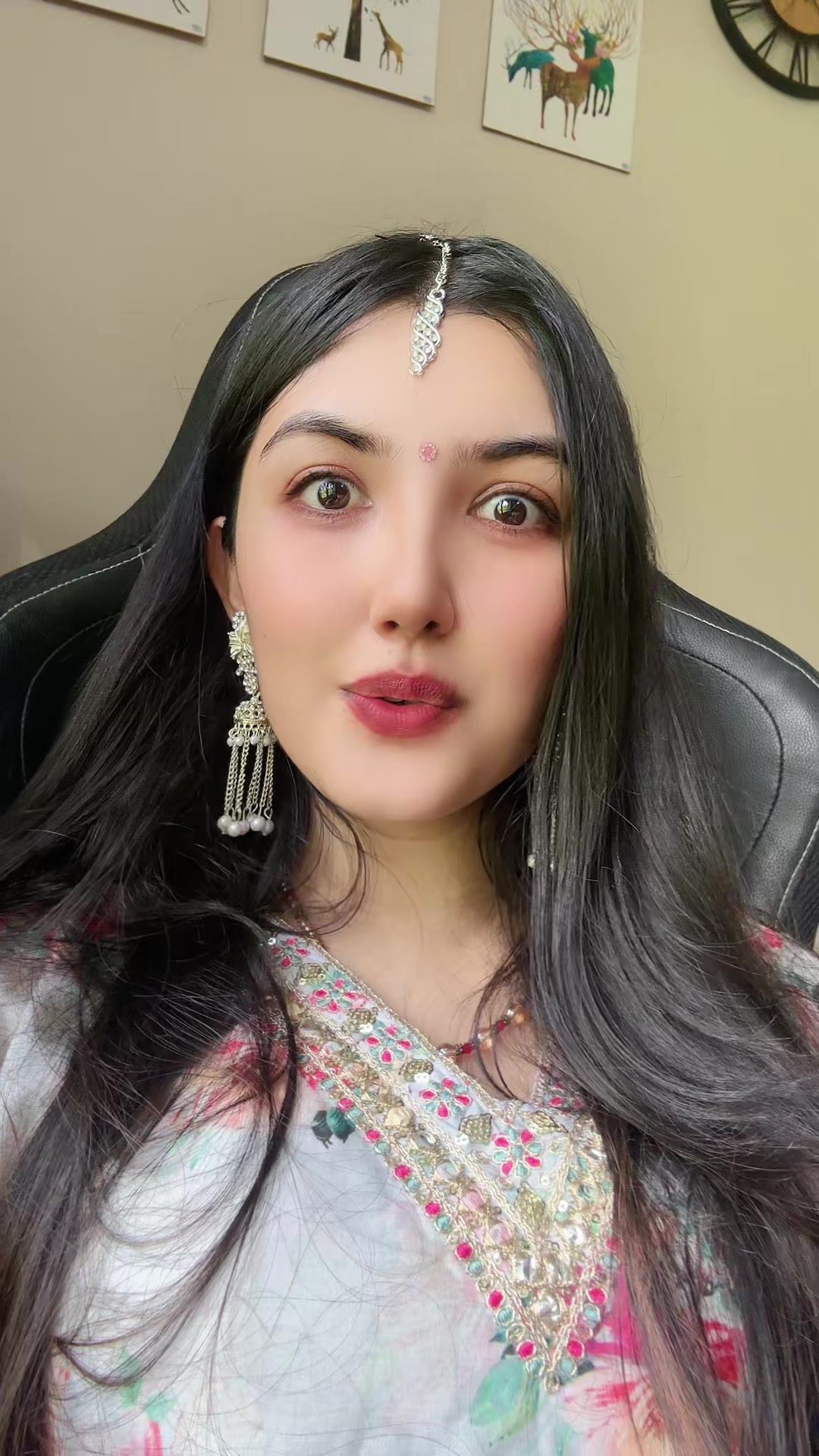 @AKRITI👑