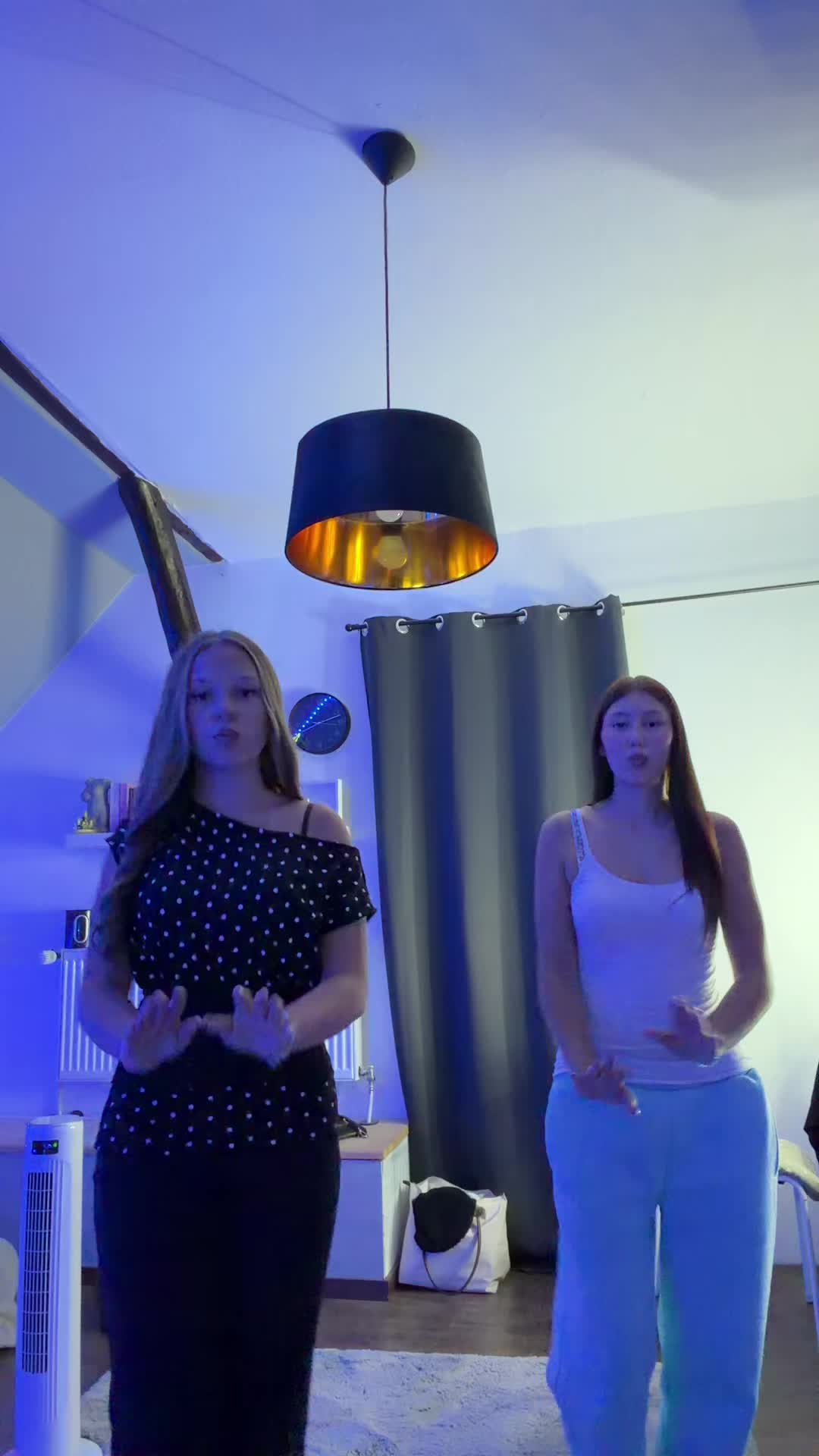 @𝐞𝐦𝐢𝐥𝐲𝐞𝐱𝐜𝐡𝐚𝐧𝐠𝐞𝟐𝟕