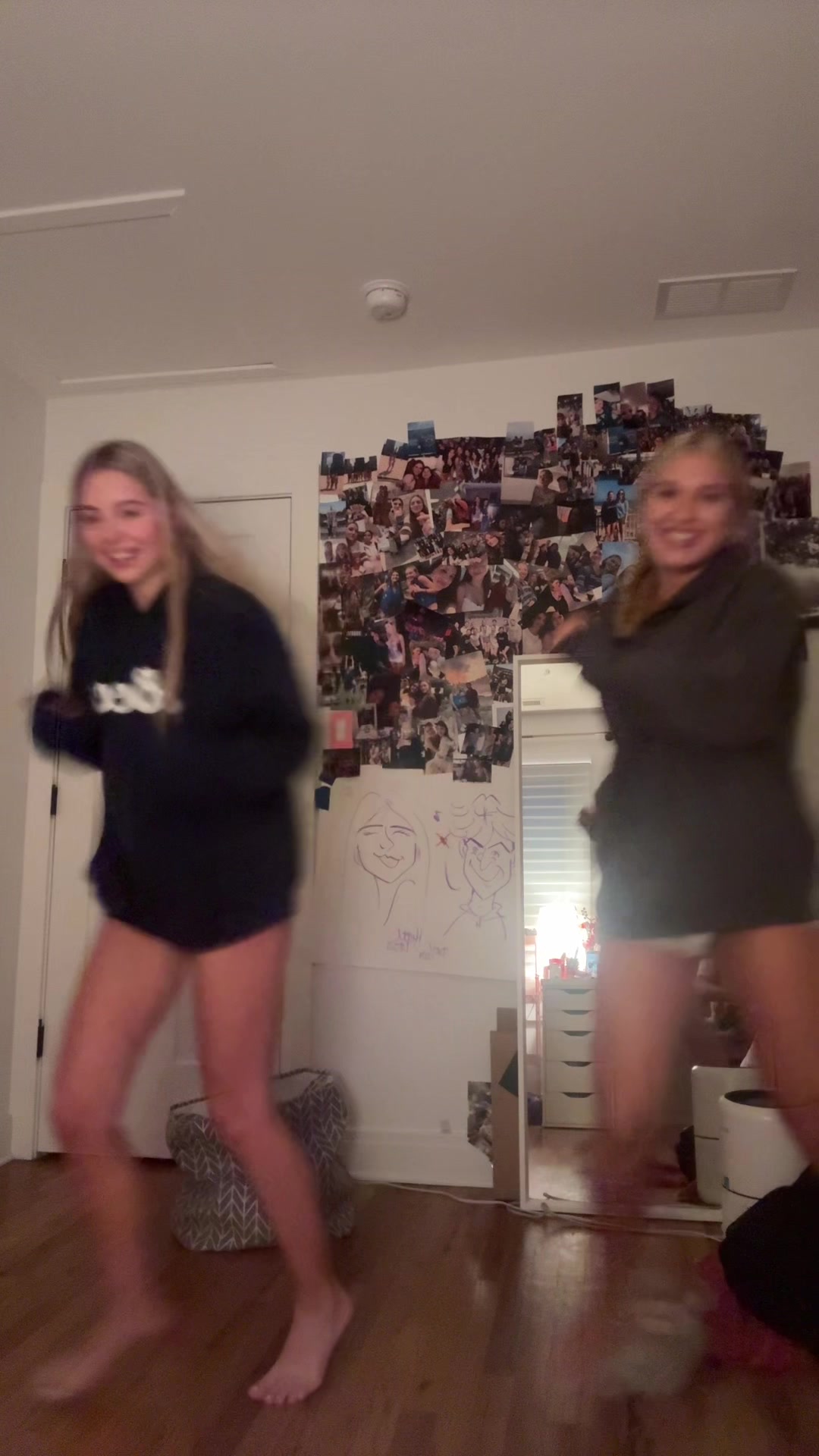 @👯