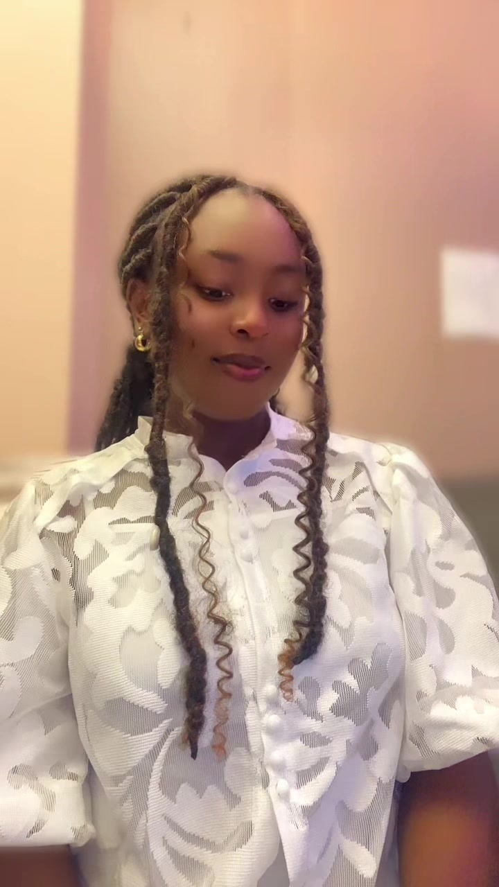 @𝓕𝓮𝔂🌸