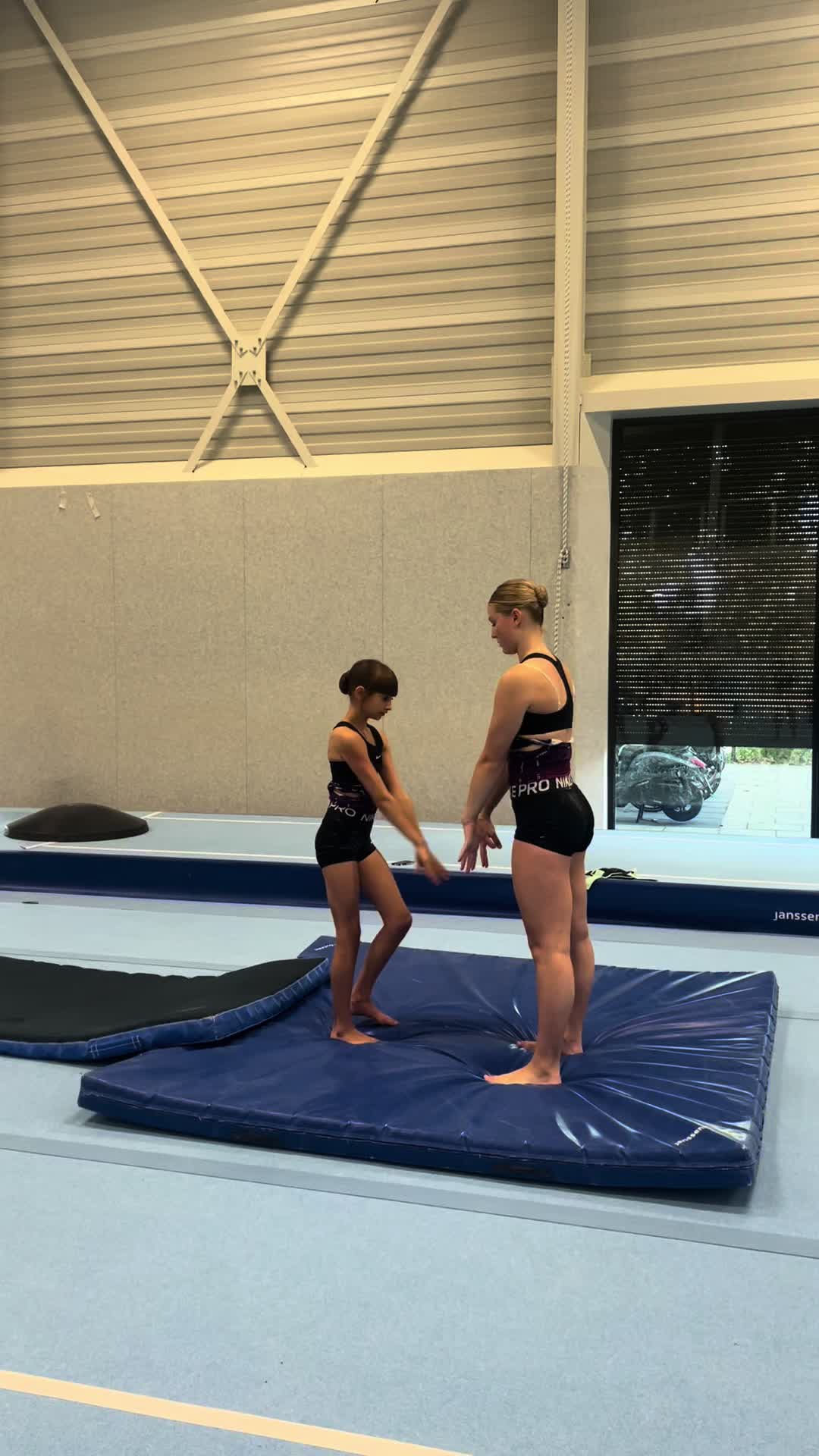 @acro🤸🏼&zwj;♀️