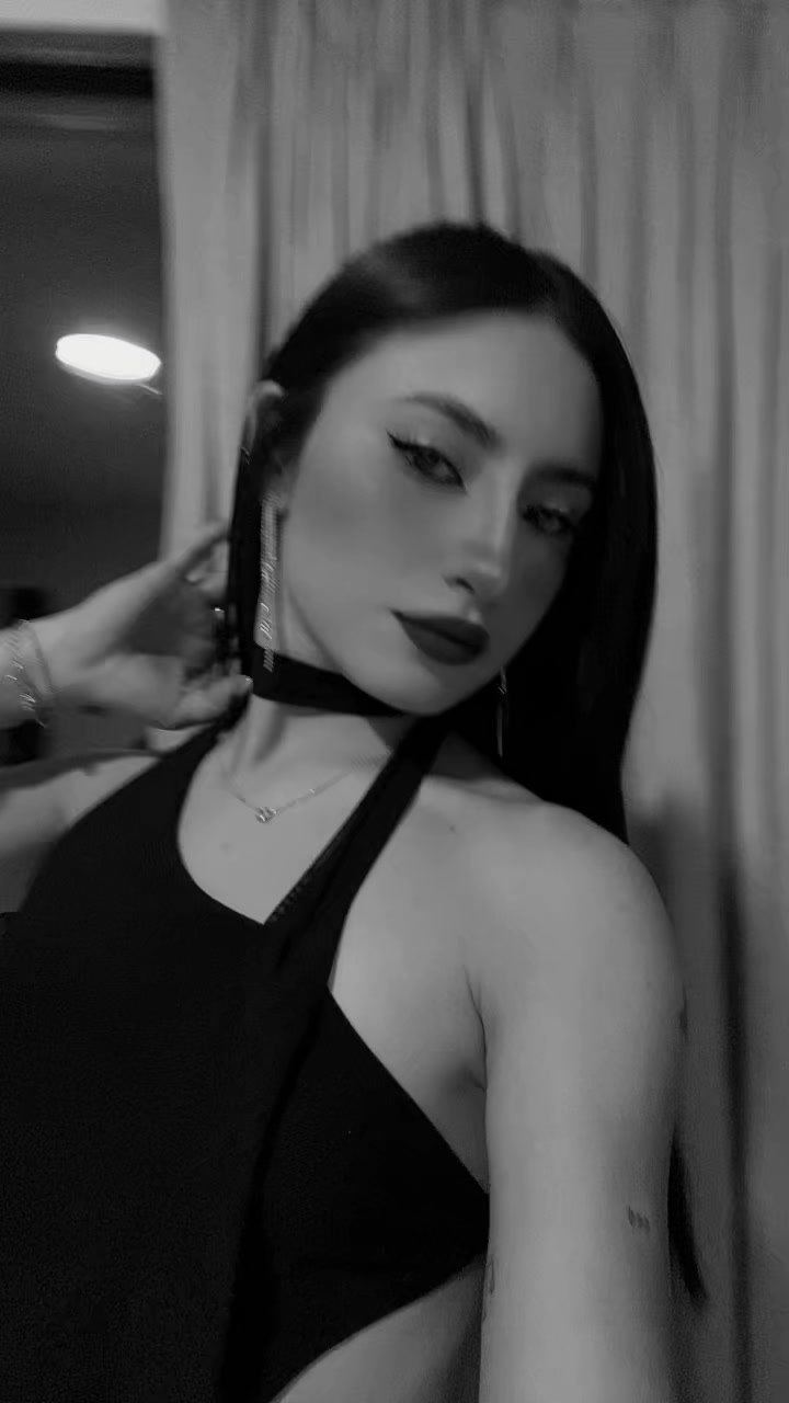 @anacortz_