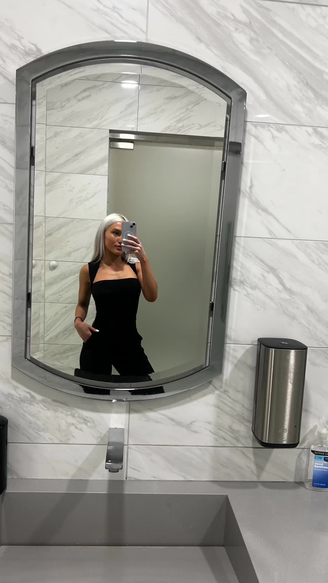 @Blondeeanika