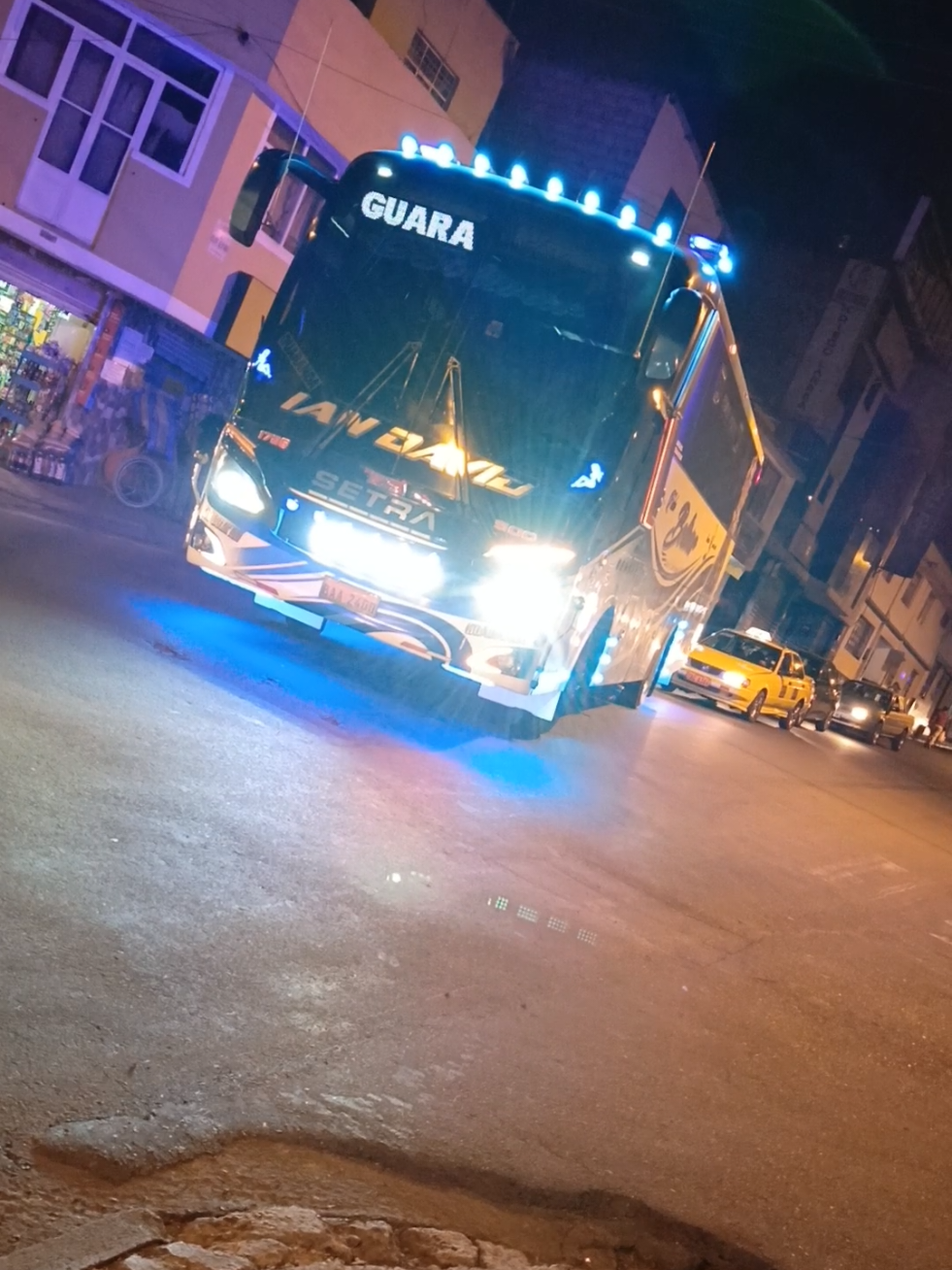 @Alejo_buses