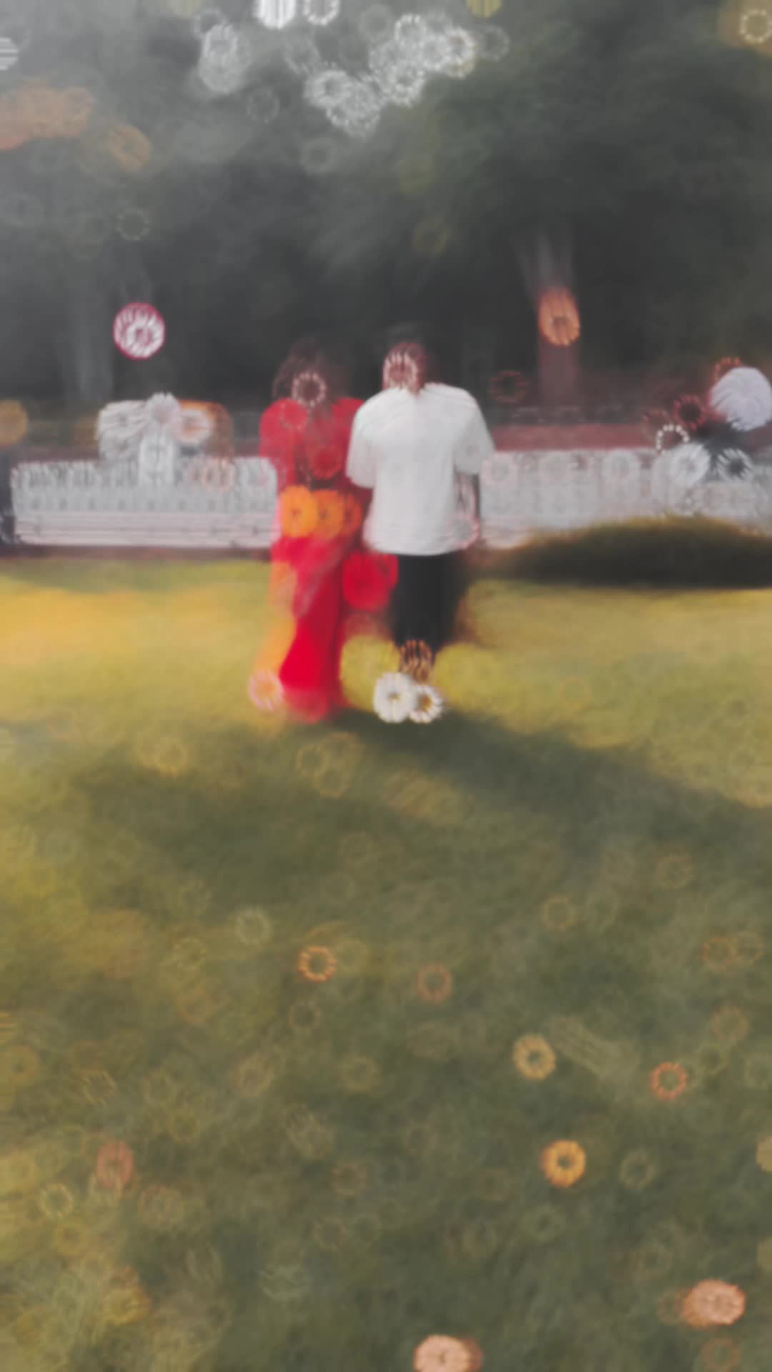 @🫂👩&zwj;❤️&zwj;👨