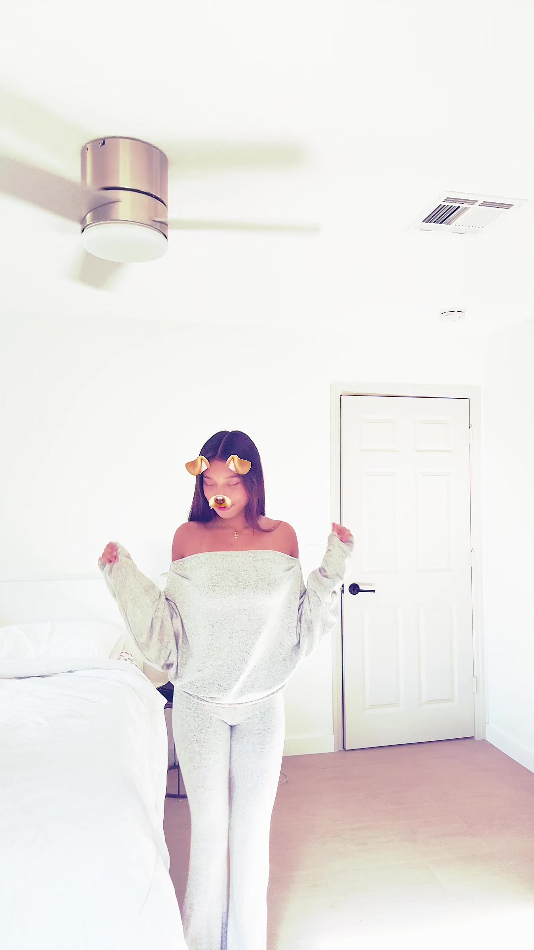 @larasantaines