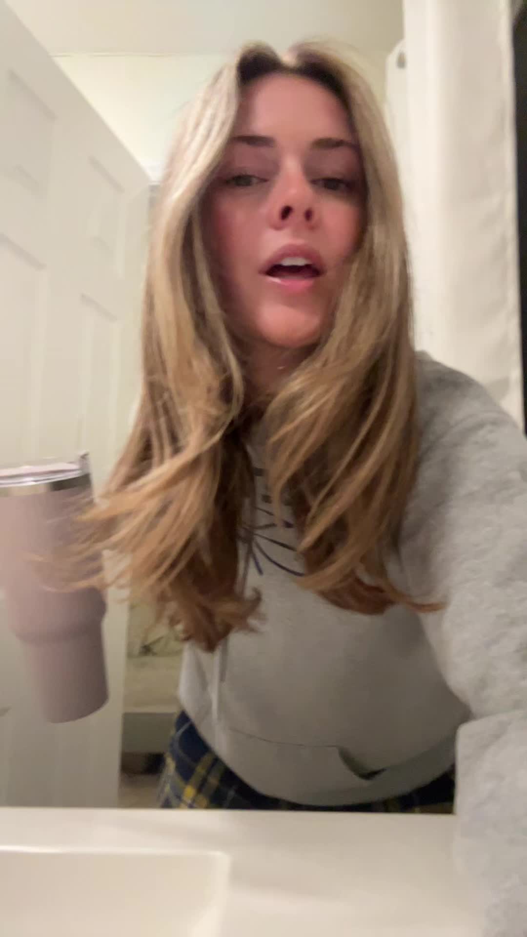 @🧍🏼&zwj;♀️