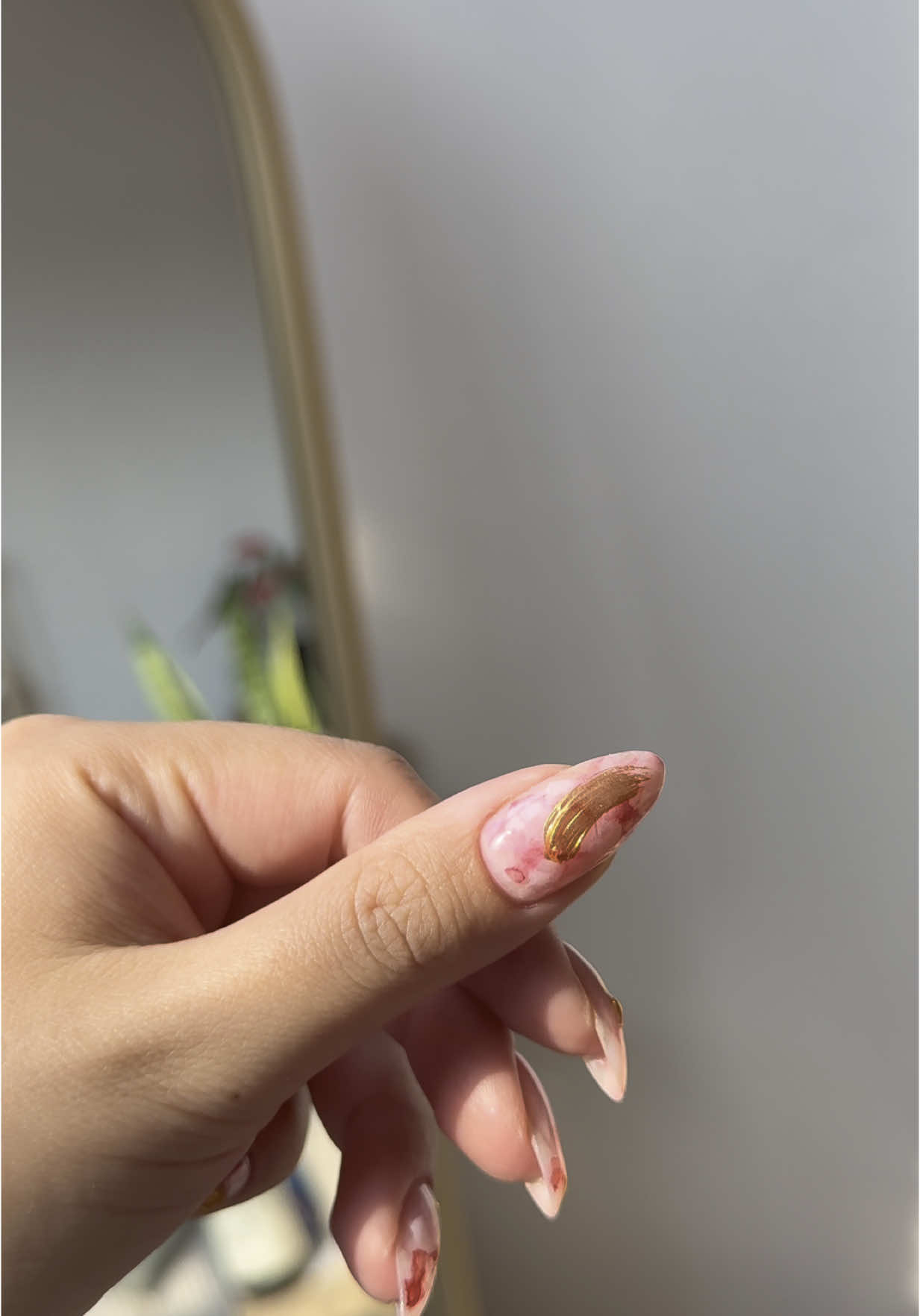 @Abouthernails