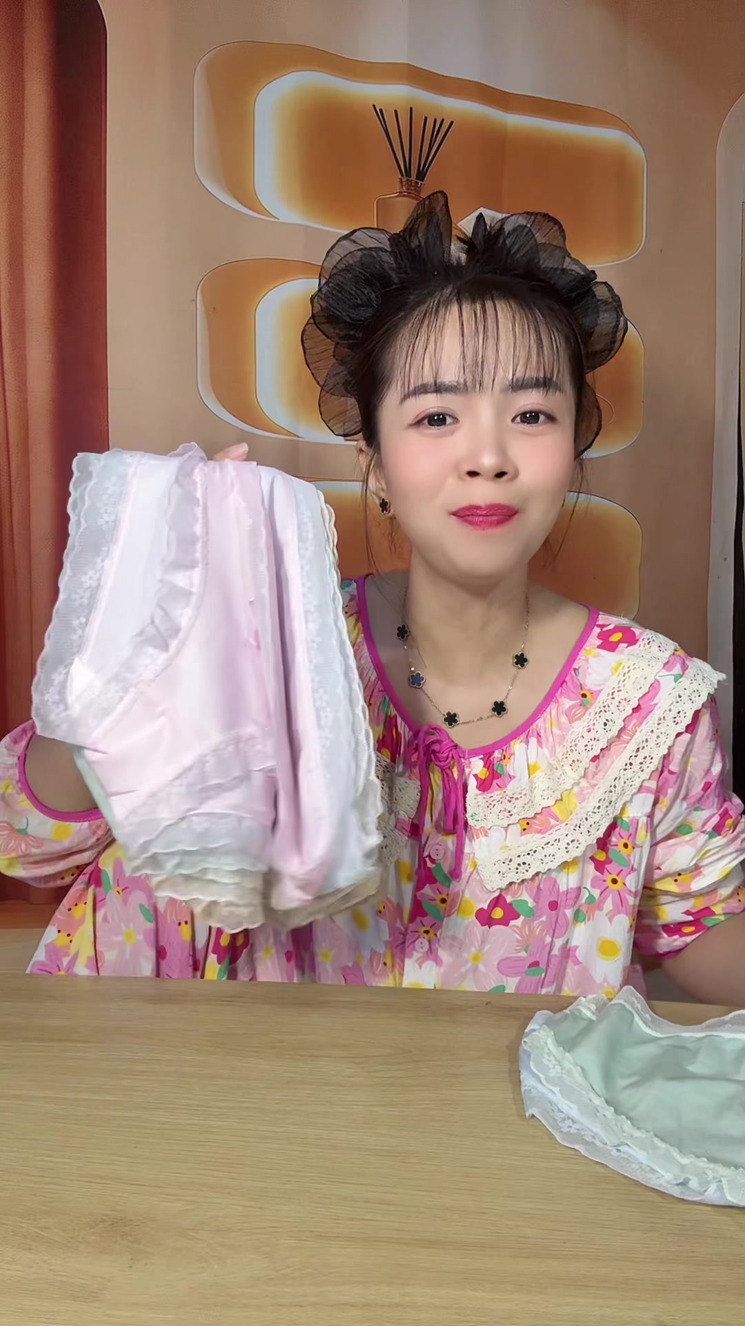 @Em Cẩm N&egrave;