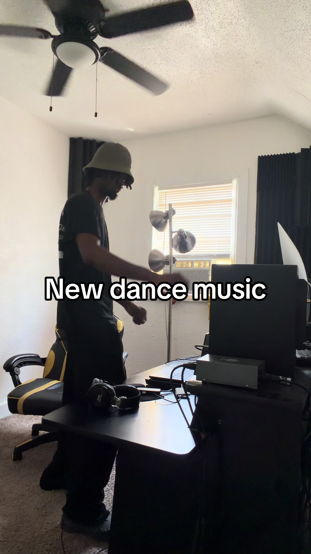 @É.T.