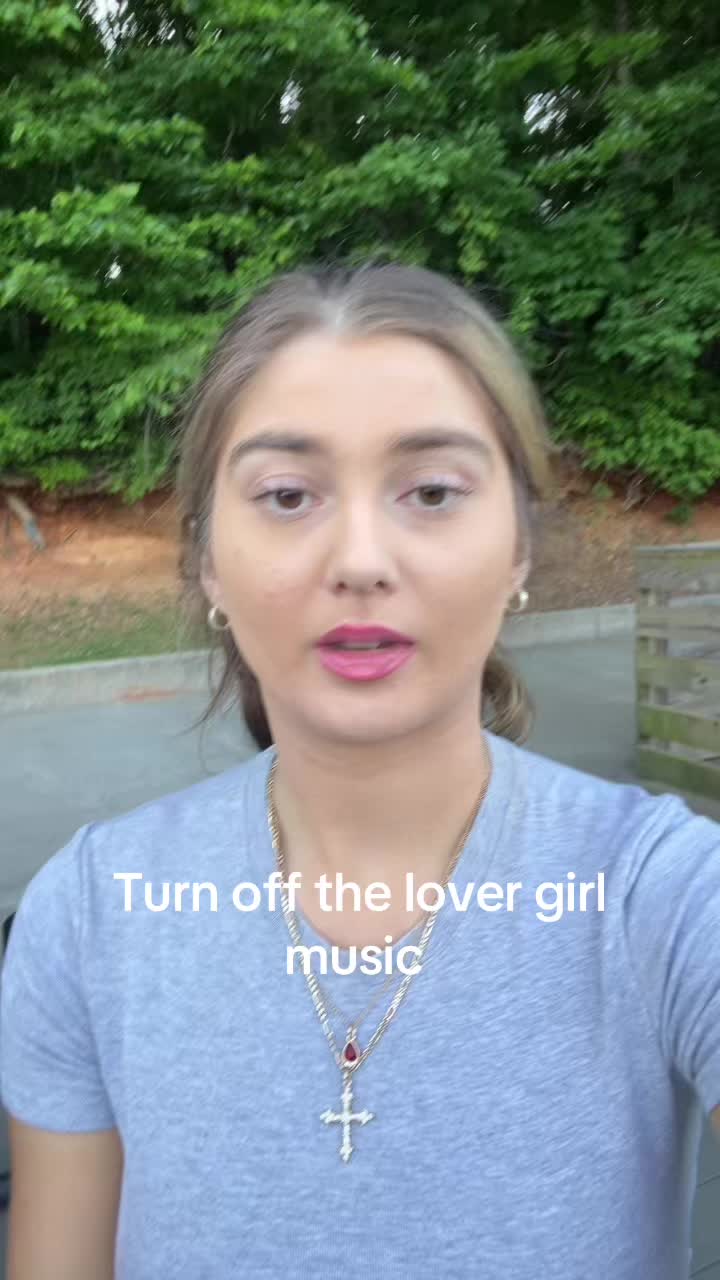 @larissaluxe