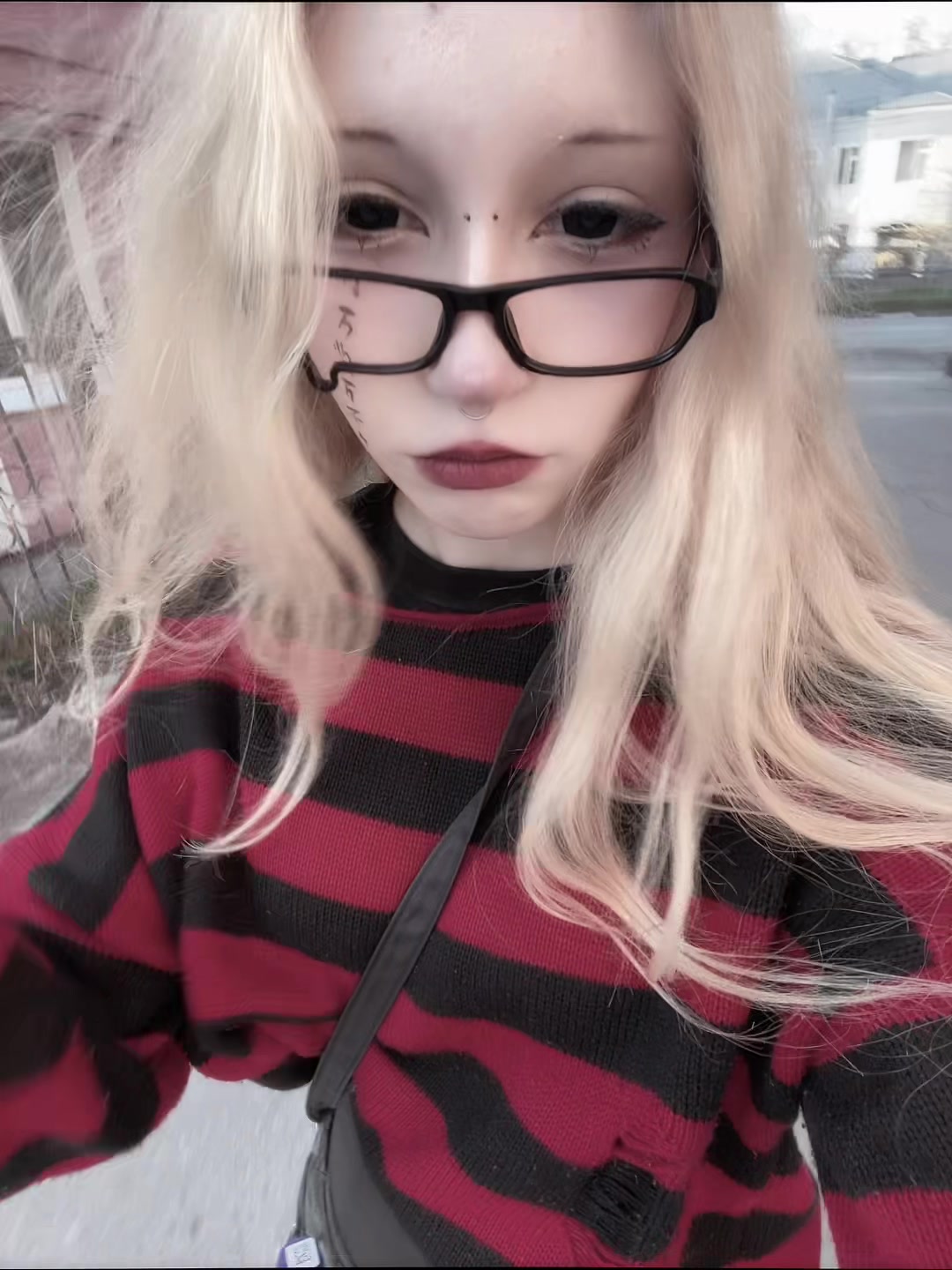 @<plastic.doll>