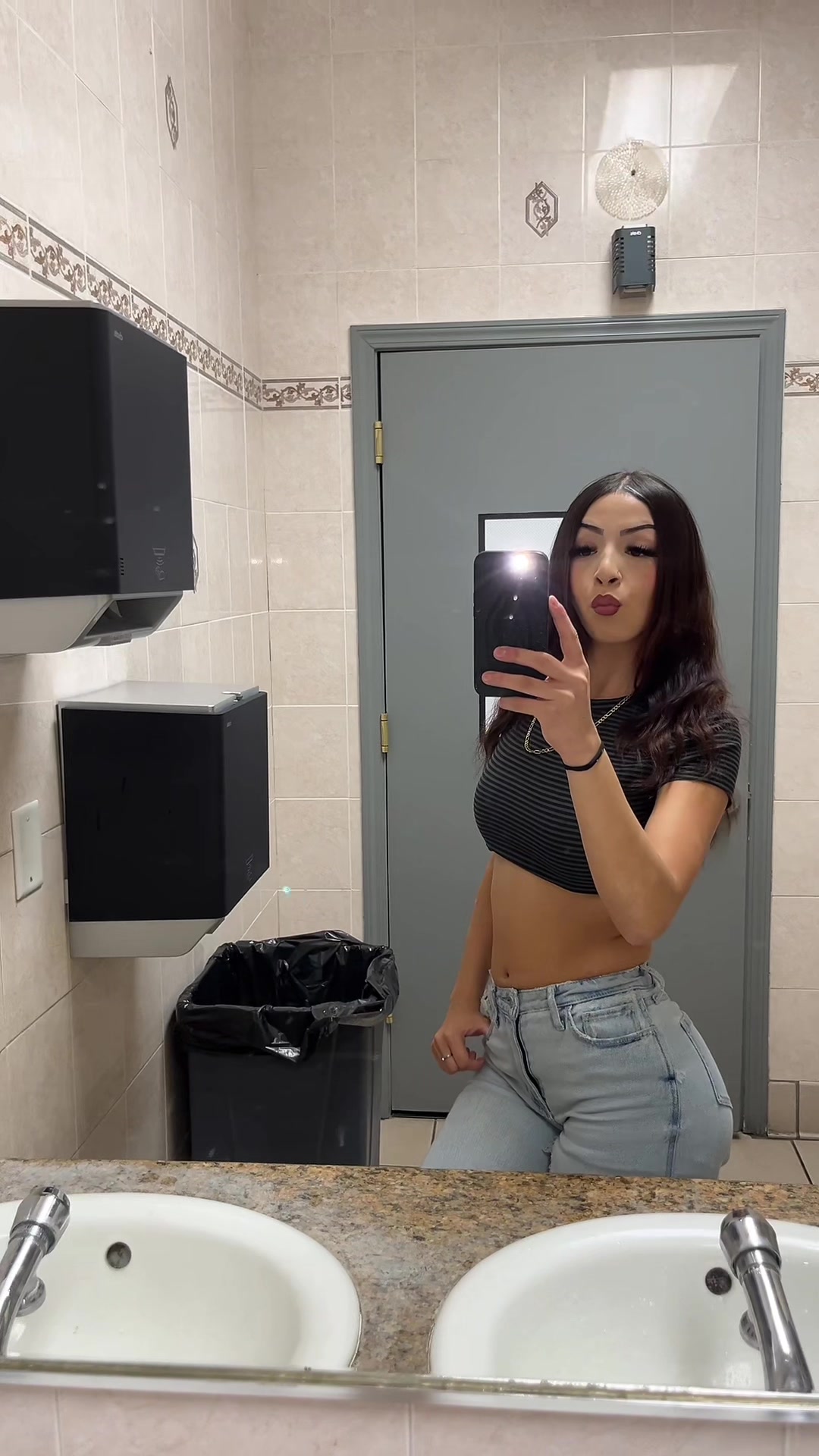 @•