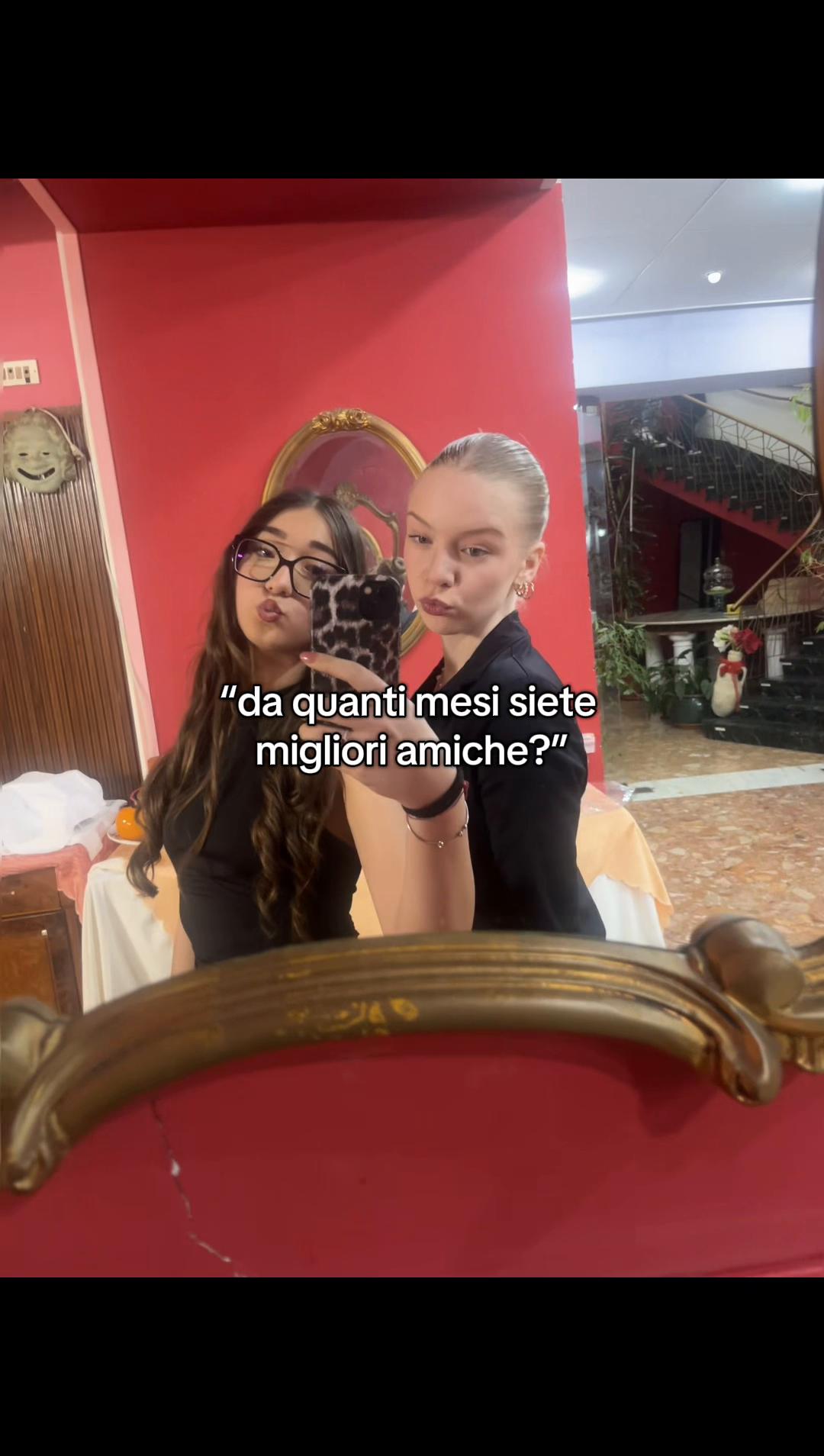 @👩🏼👩🏻