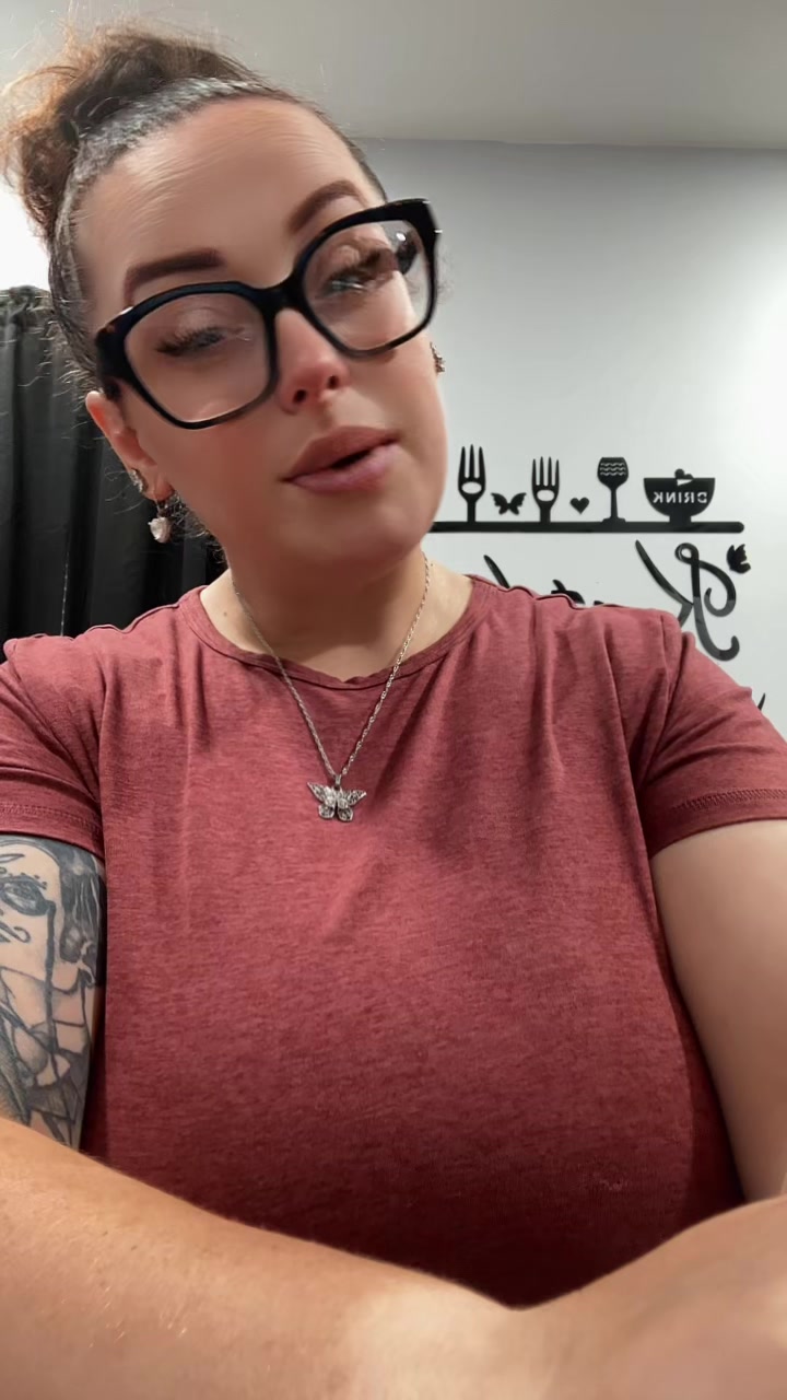 @JustASmallTownGirl🩷💜