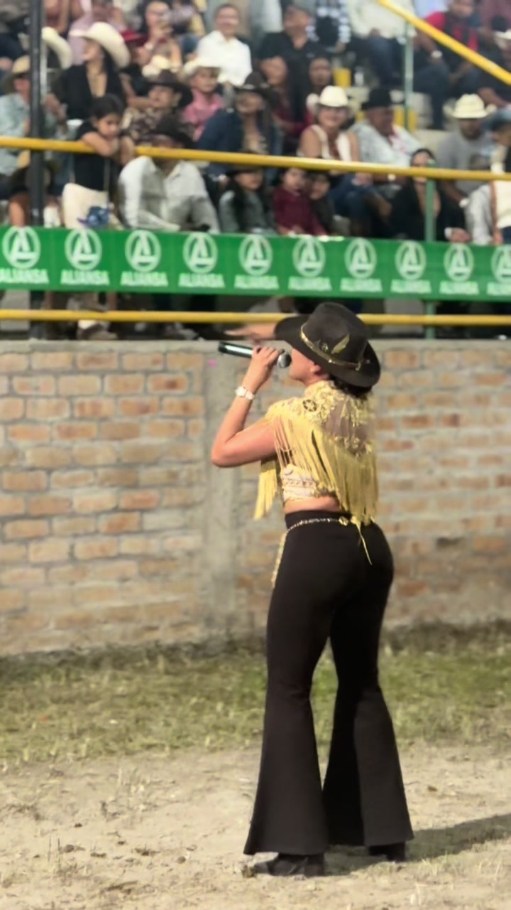 @Alejandra Rubio💄🎤