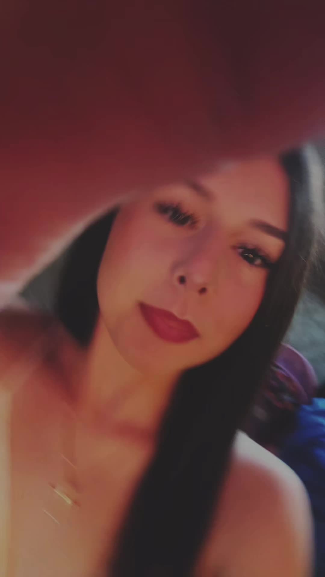 @•