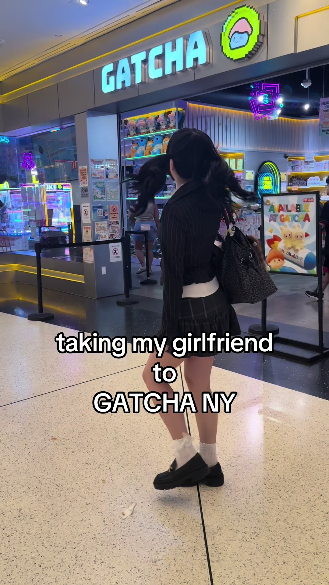 @>_<