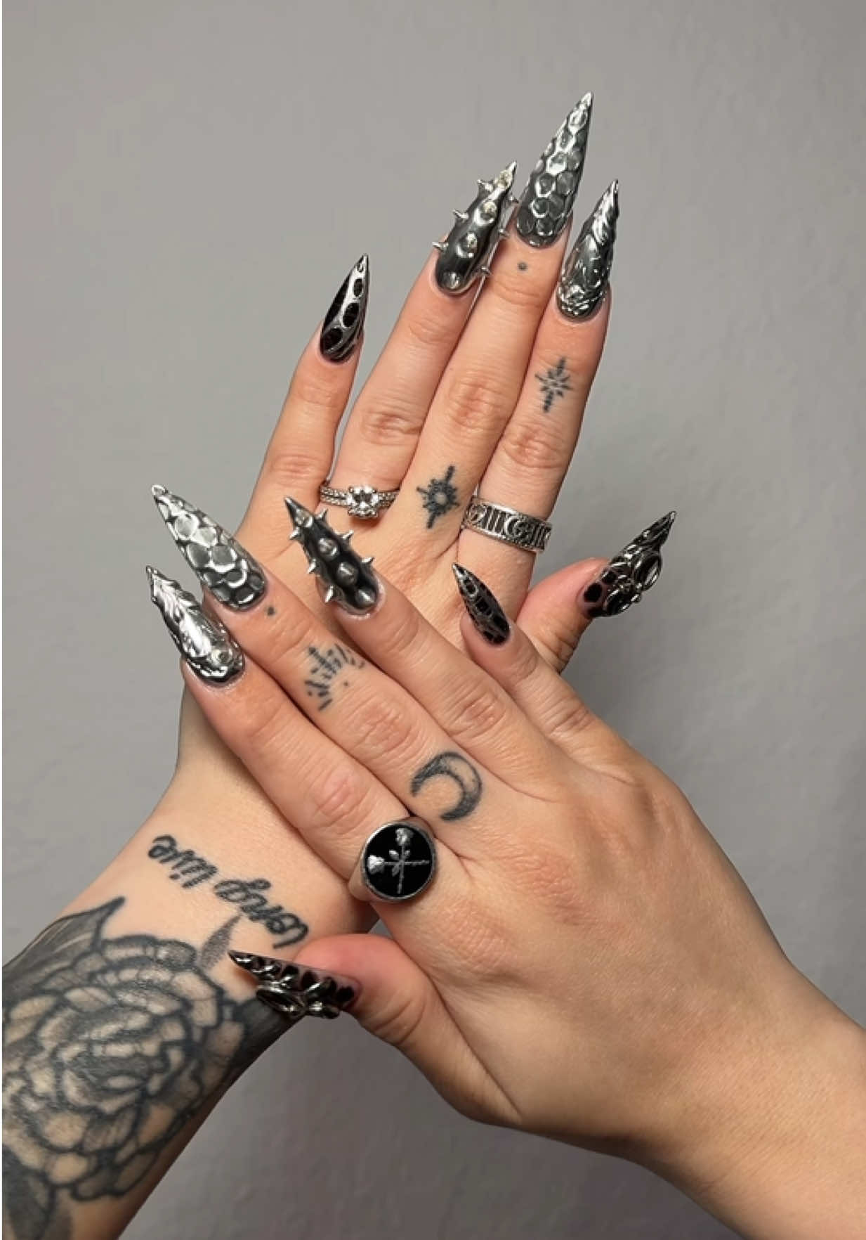 @Tara | Alt Fashion Inspo 🖤⛓️