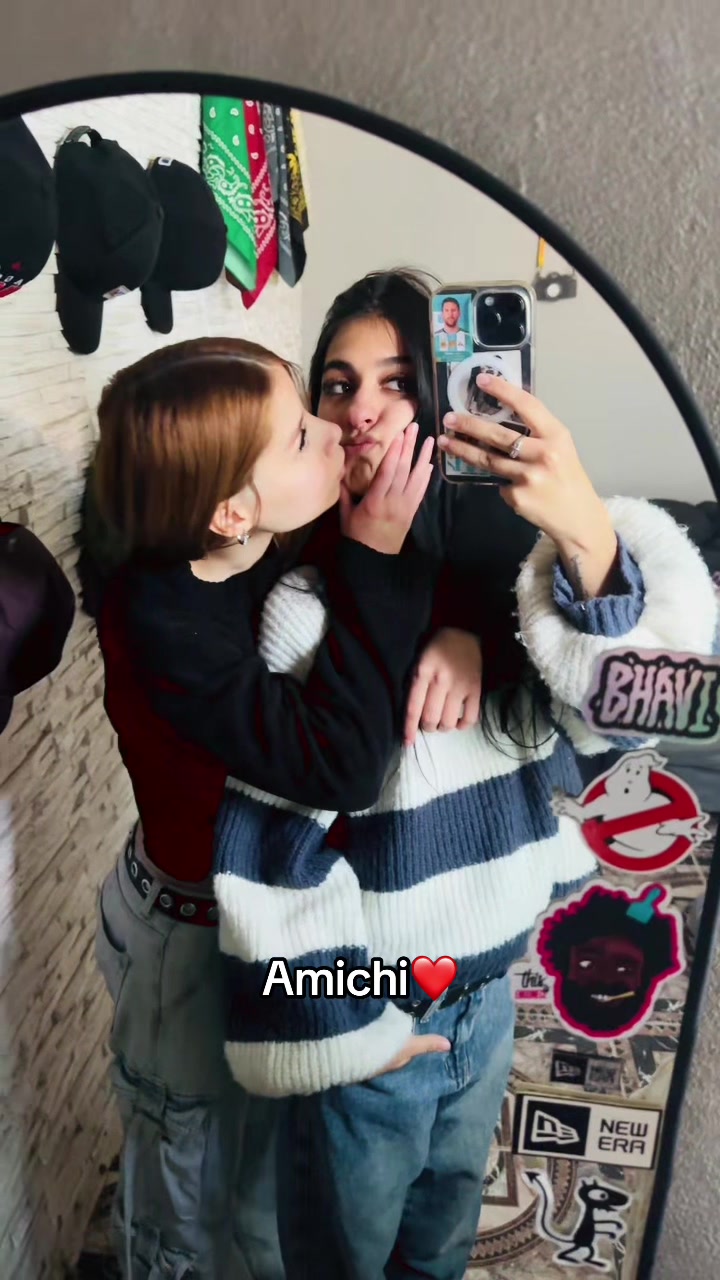 @22👩🏻&zwj;❤️&zwj;💋&zwj;👩🏼
