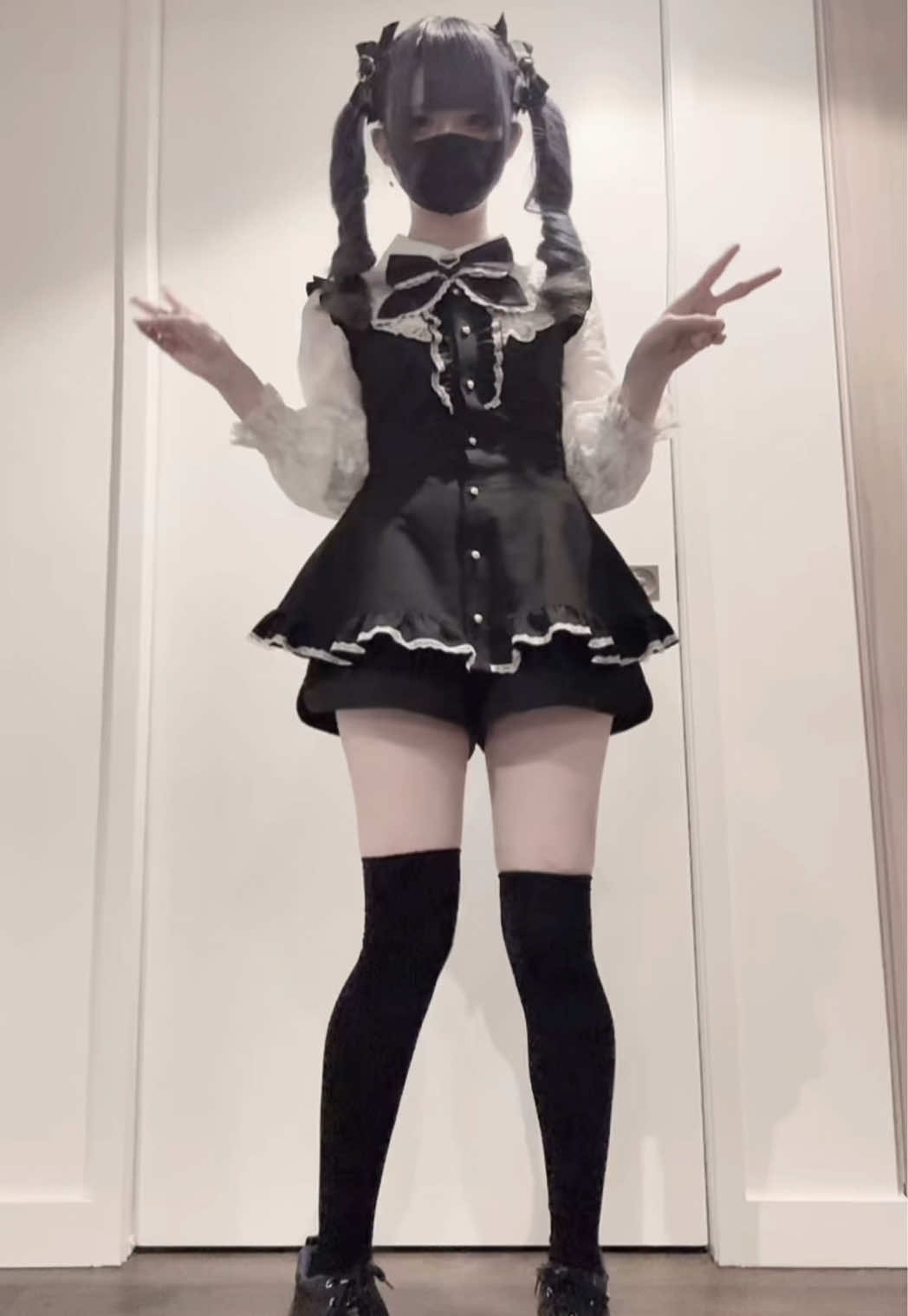 @にこ