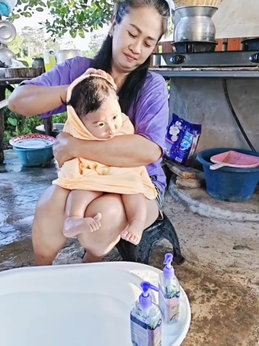 @อีส บ้านนารีวิว