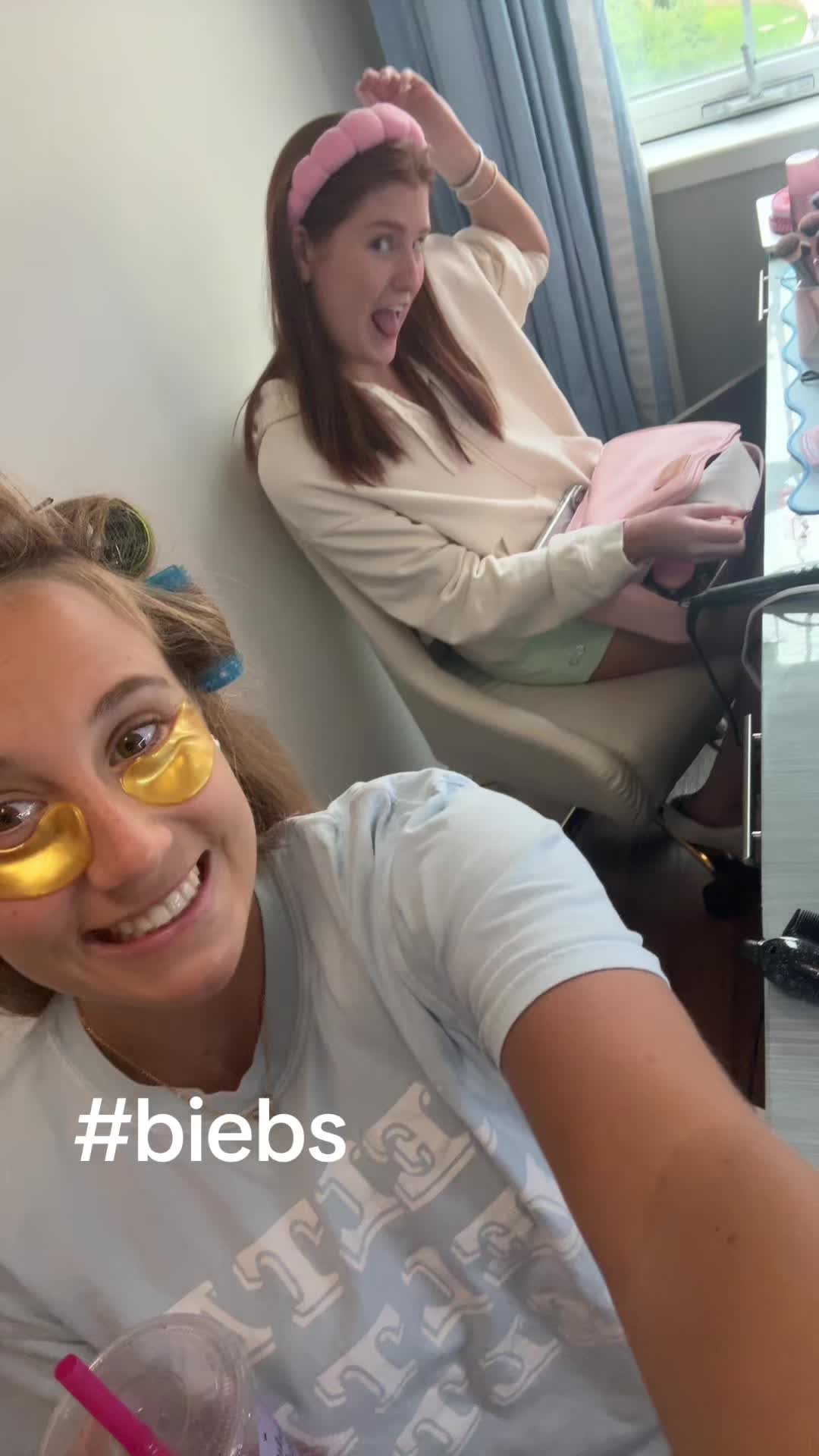 @elliewilliams