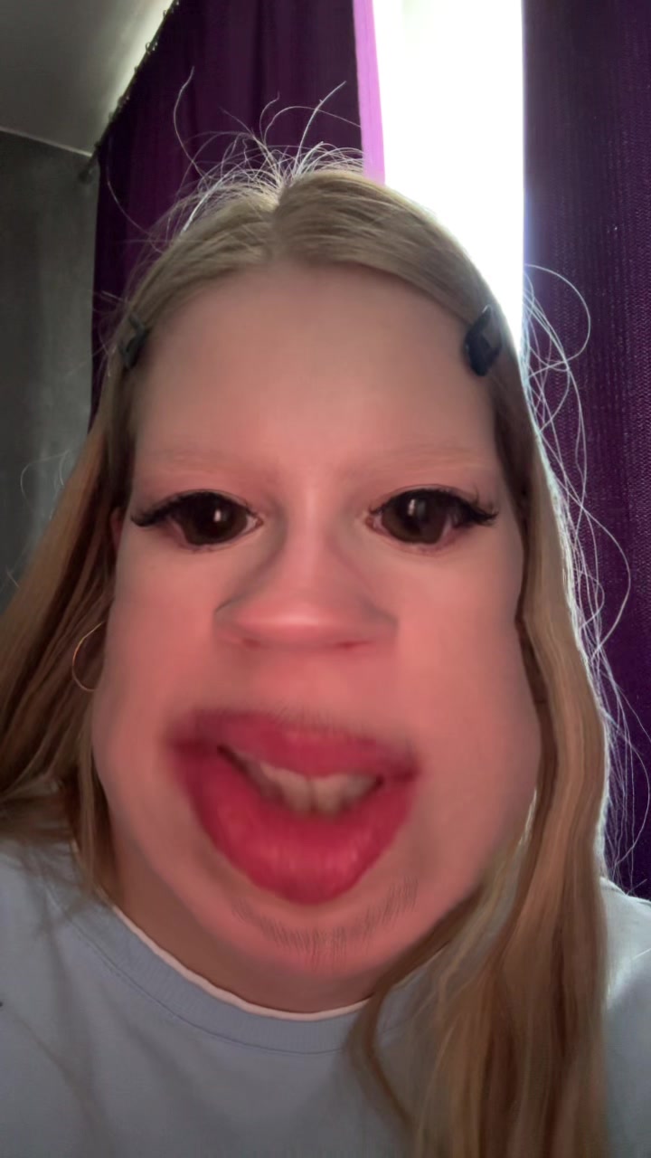 @👅👧🏼
