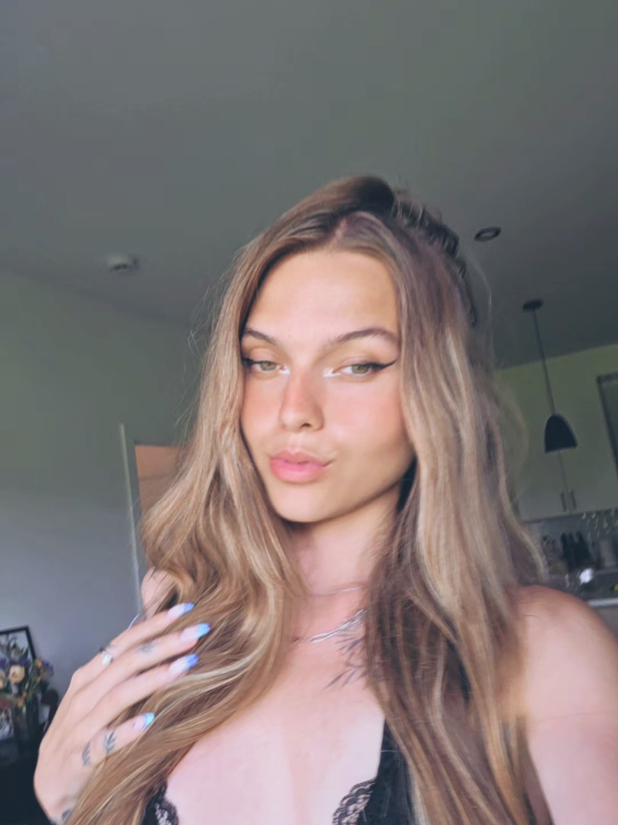 @Héléna🖤