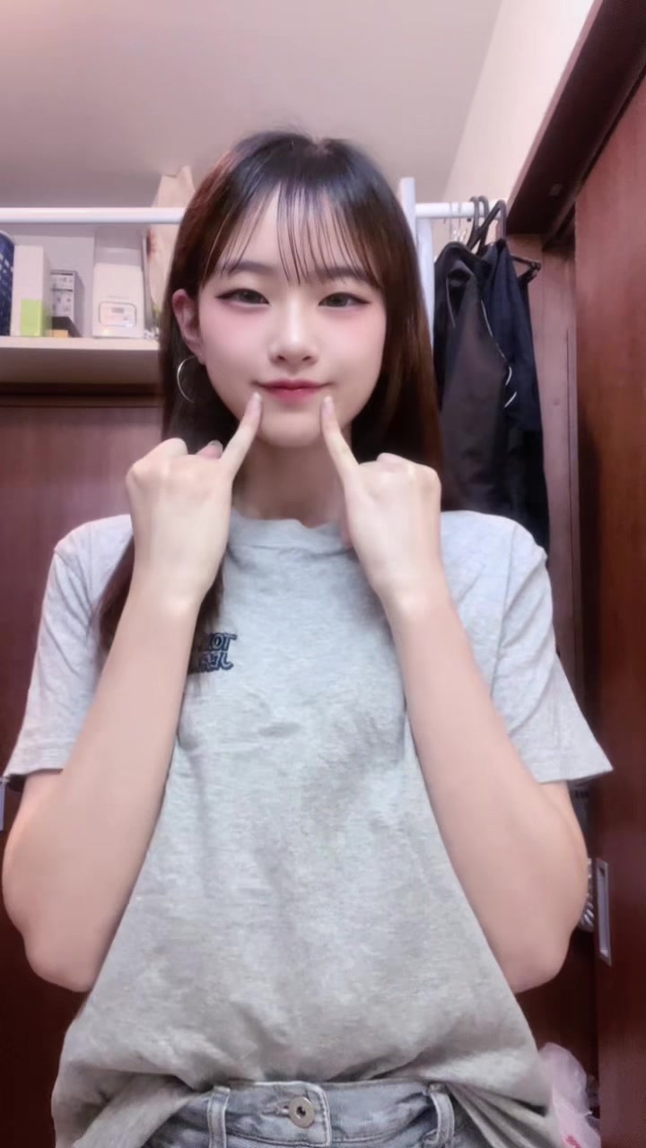 @バズらない女