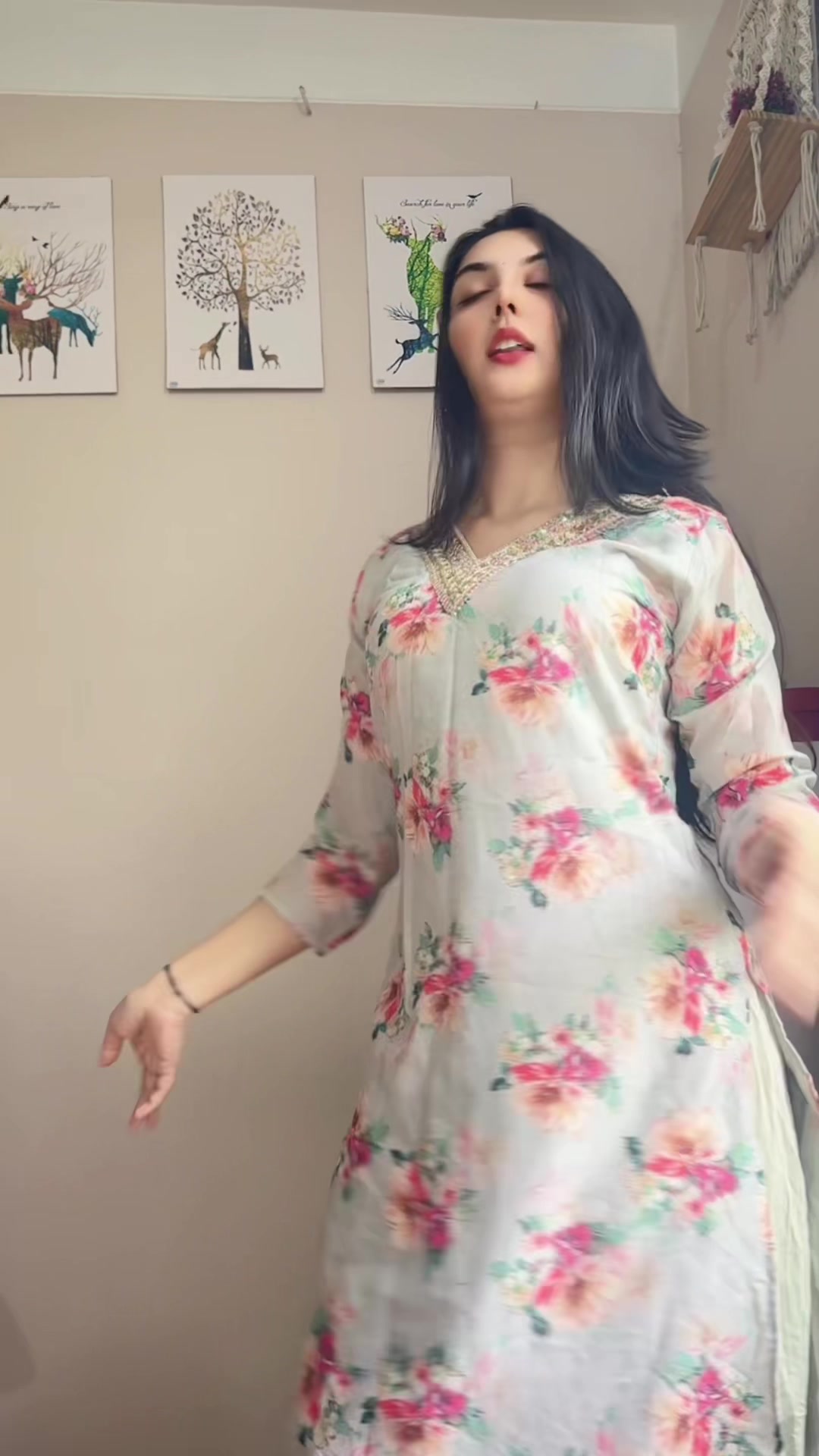 @AKRITI👑