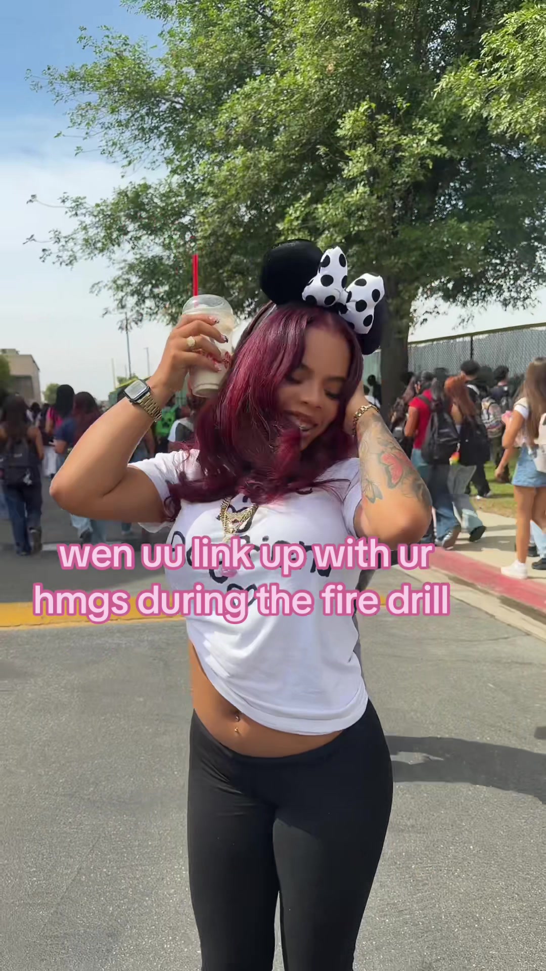 @🚶🏽&zwj;♀️