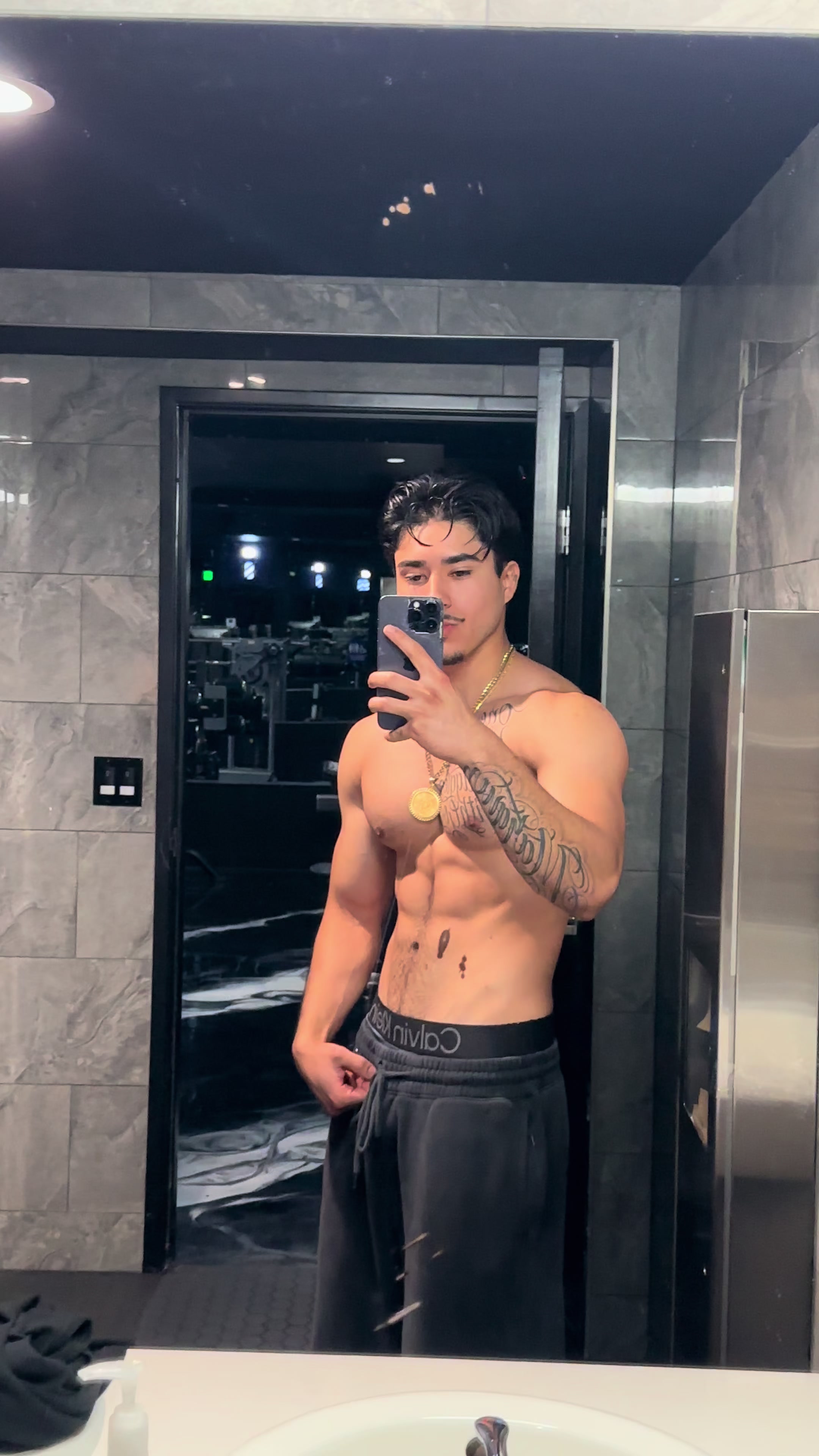 @Iz.dm_