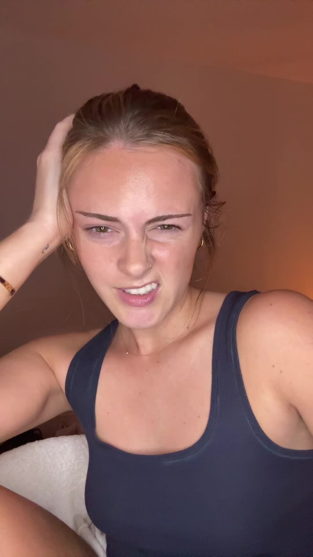@🧍🏼&zwj;♀️